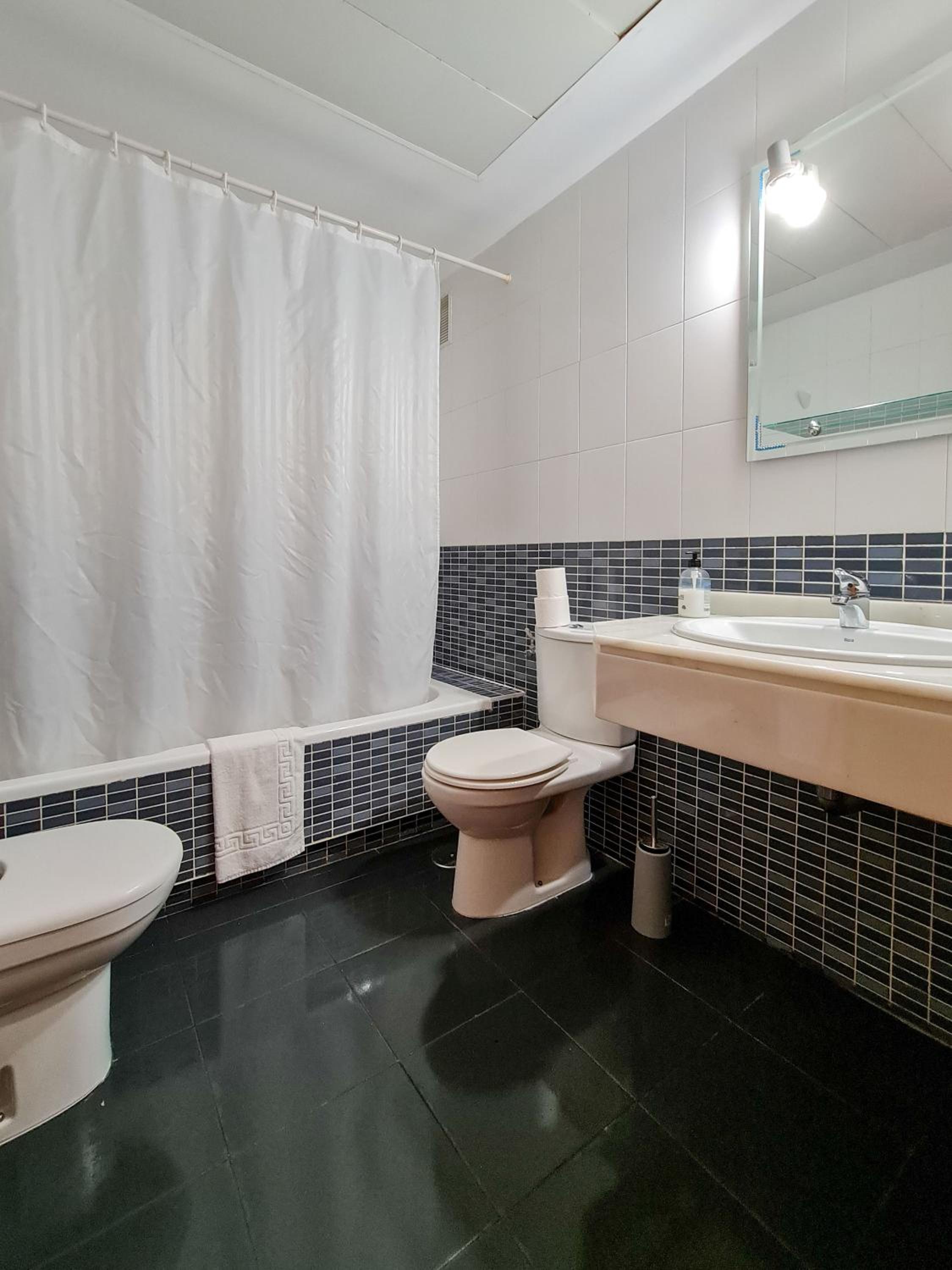 One-Bedroom Apartment - Photo 40