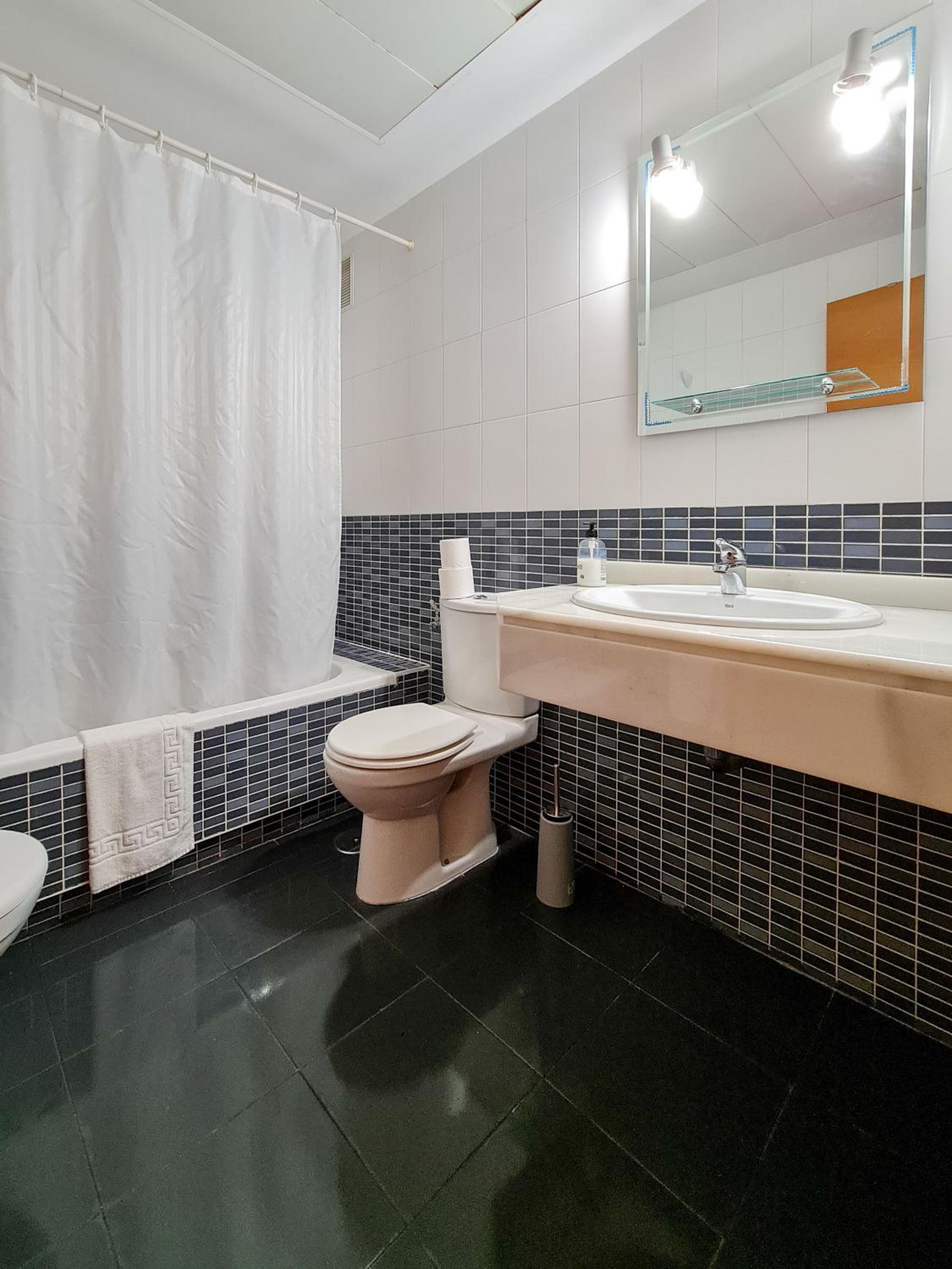 One-Bedroom Apartment - Photo 39