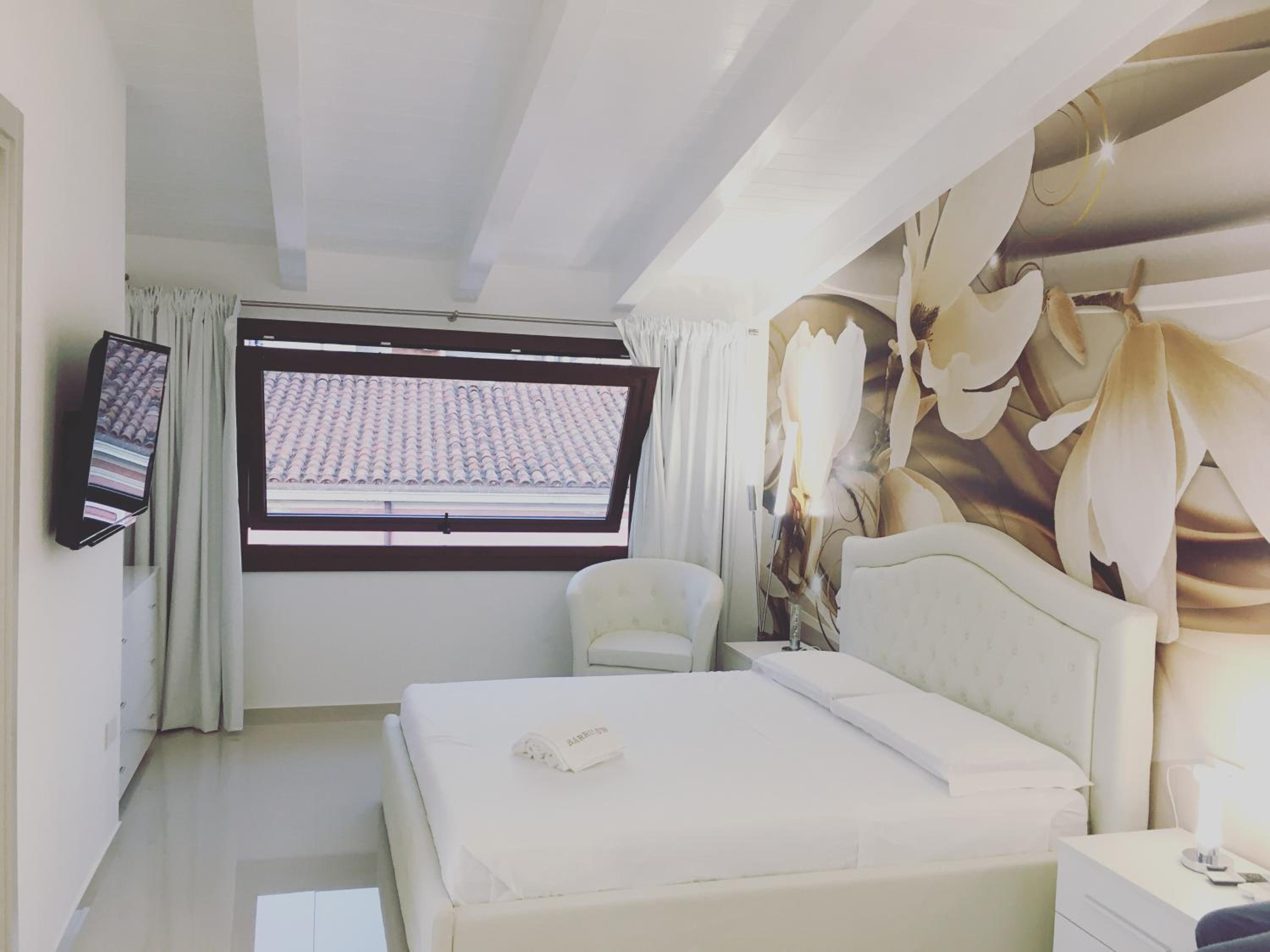 Deluxe Suite with Spa Bath - Photo 15