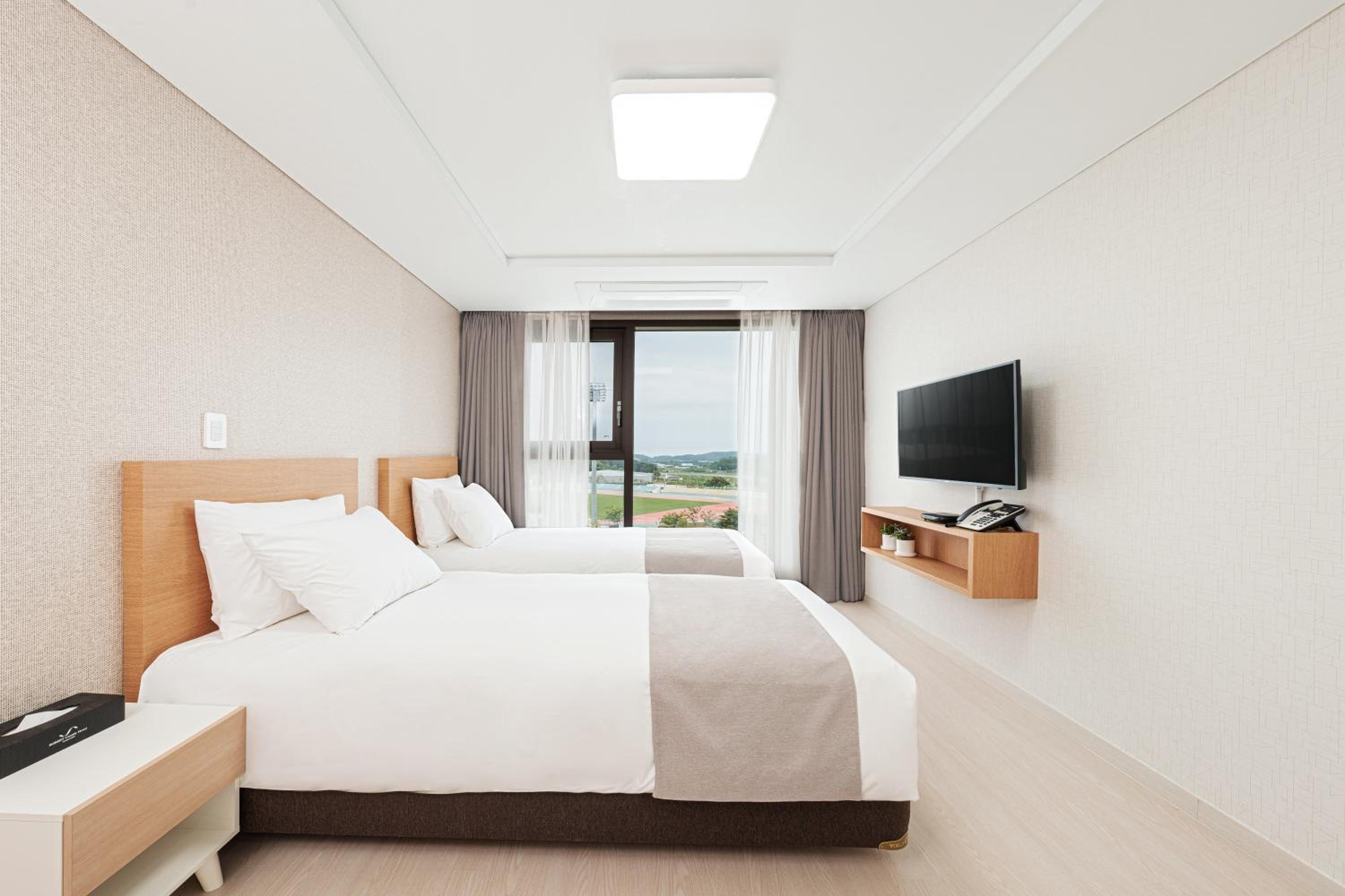Standard Twin Room - Photo 1