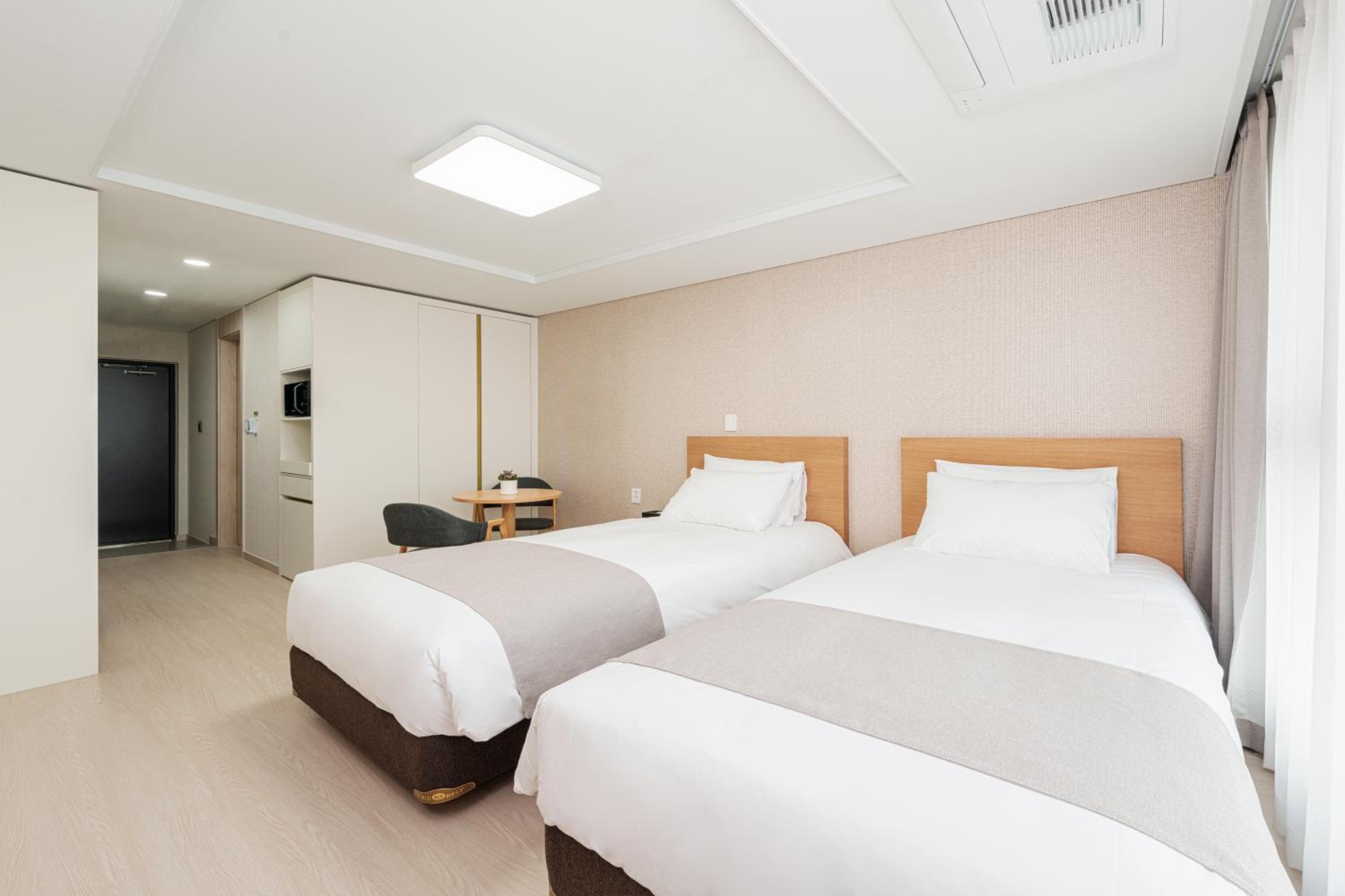 Standard Twin Room - Photo 2