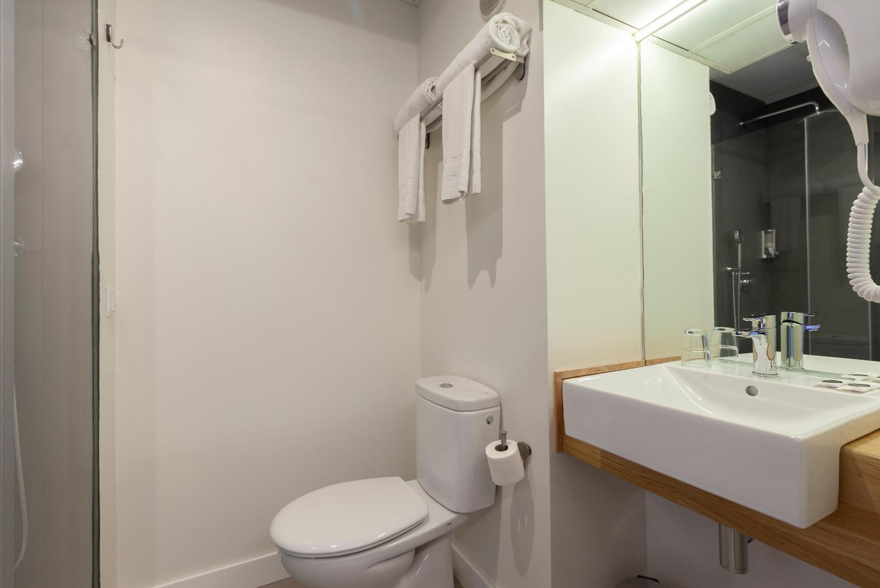 Double or Twin Room - Photo 3