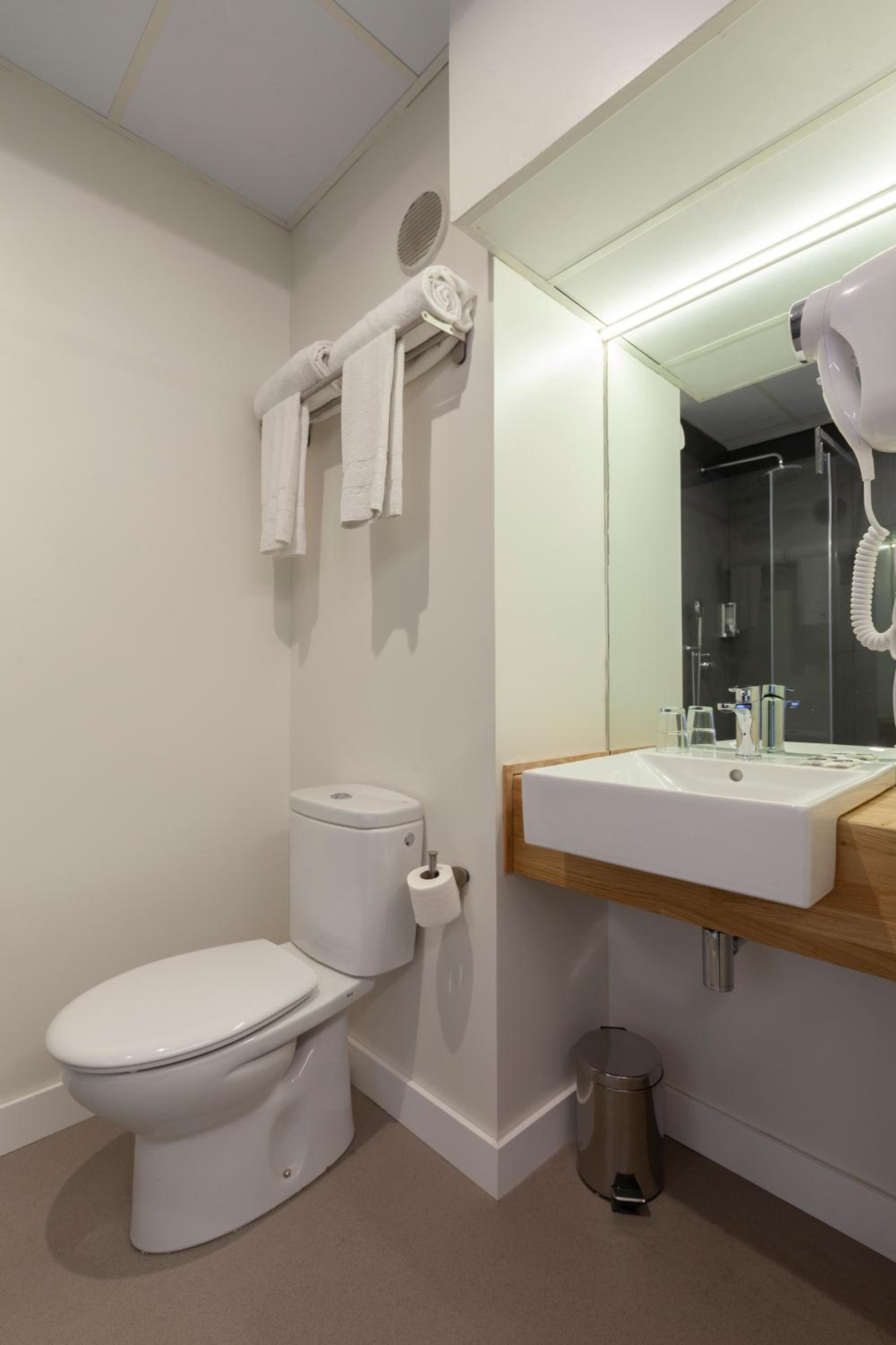 Double or Twin Room - Photo 4