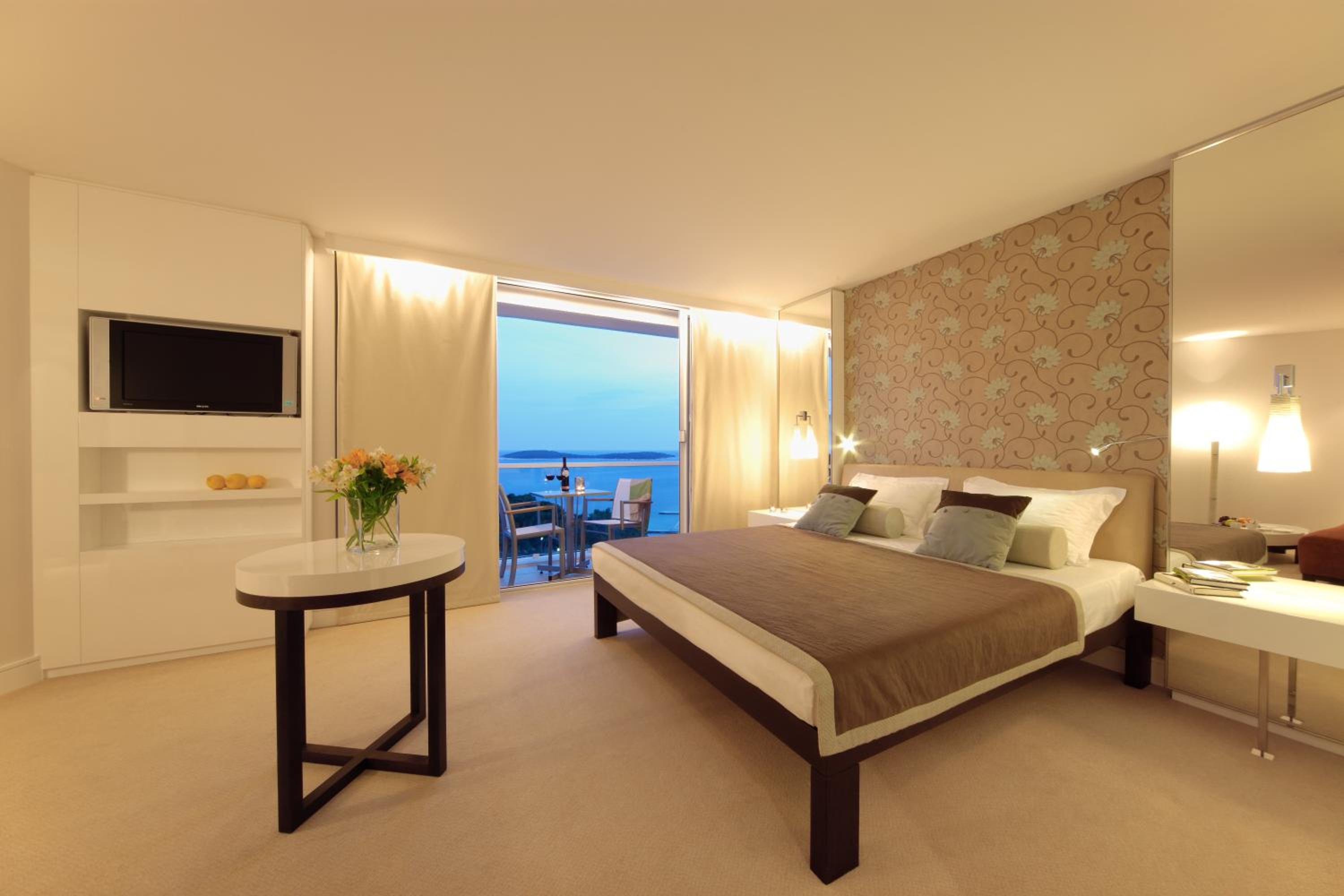 Junior Suite with Balcony and Sea View - Photo 1