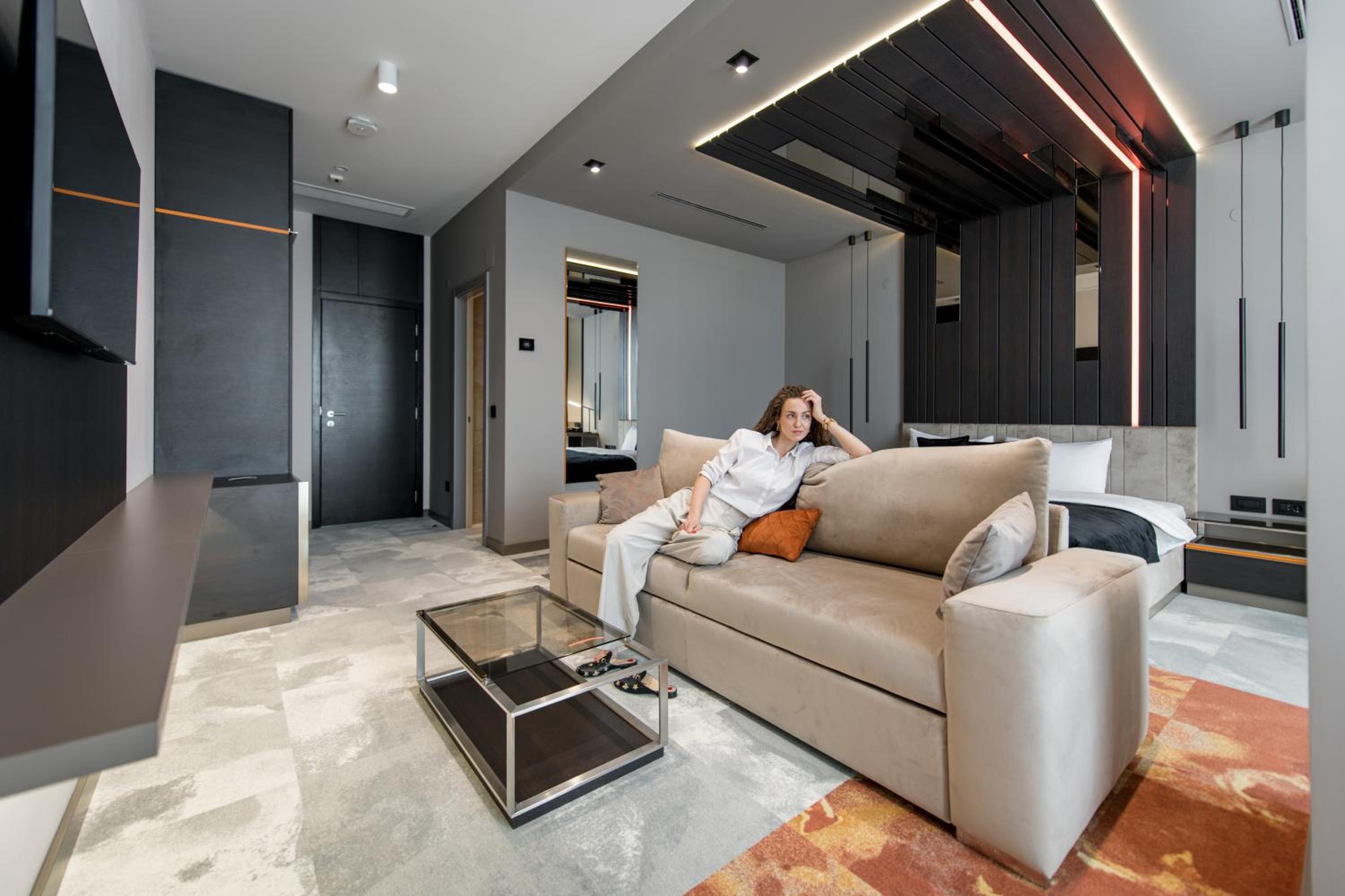 One-Bedroom Suite with Balcony - Photo 8