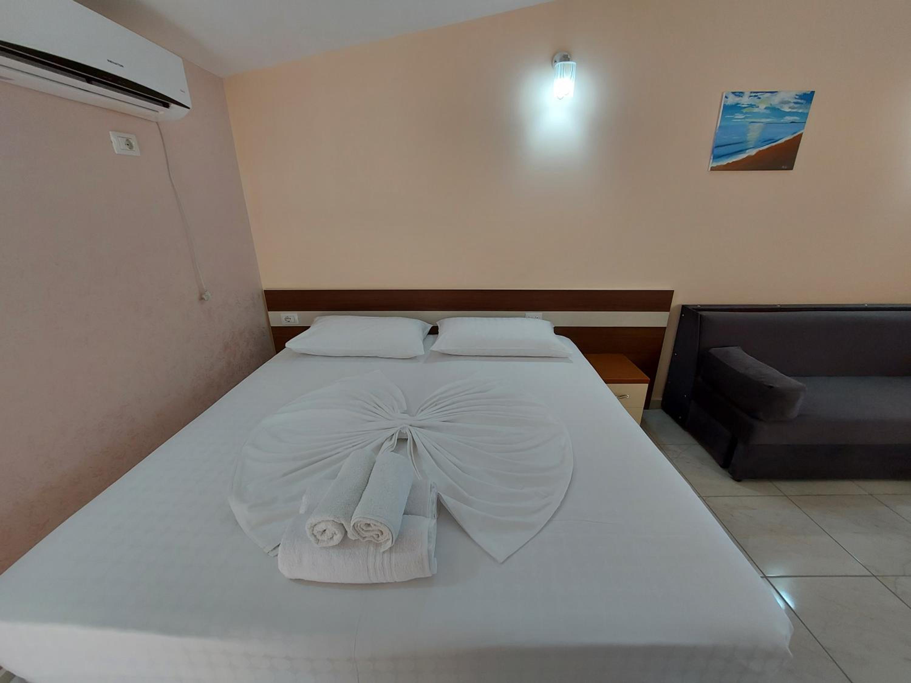 Deluxe Double Room (2 Adults + 1 Child)