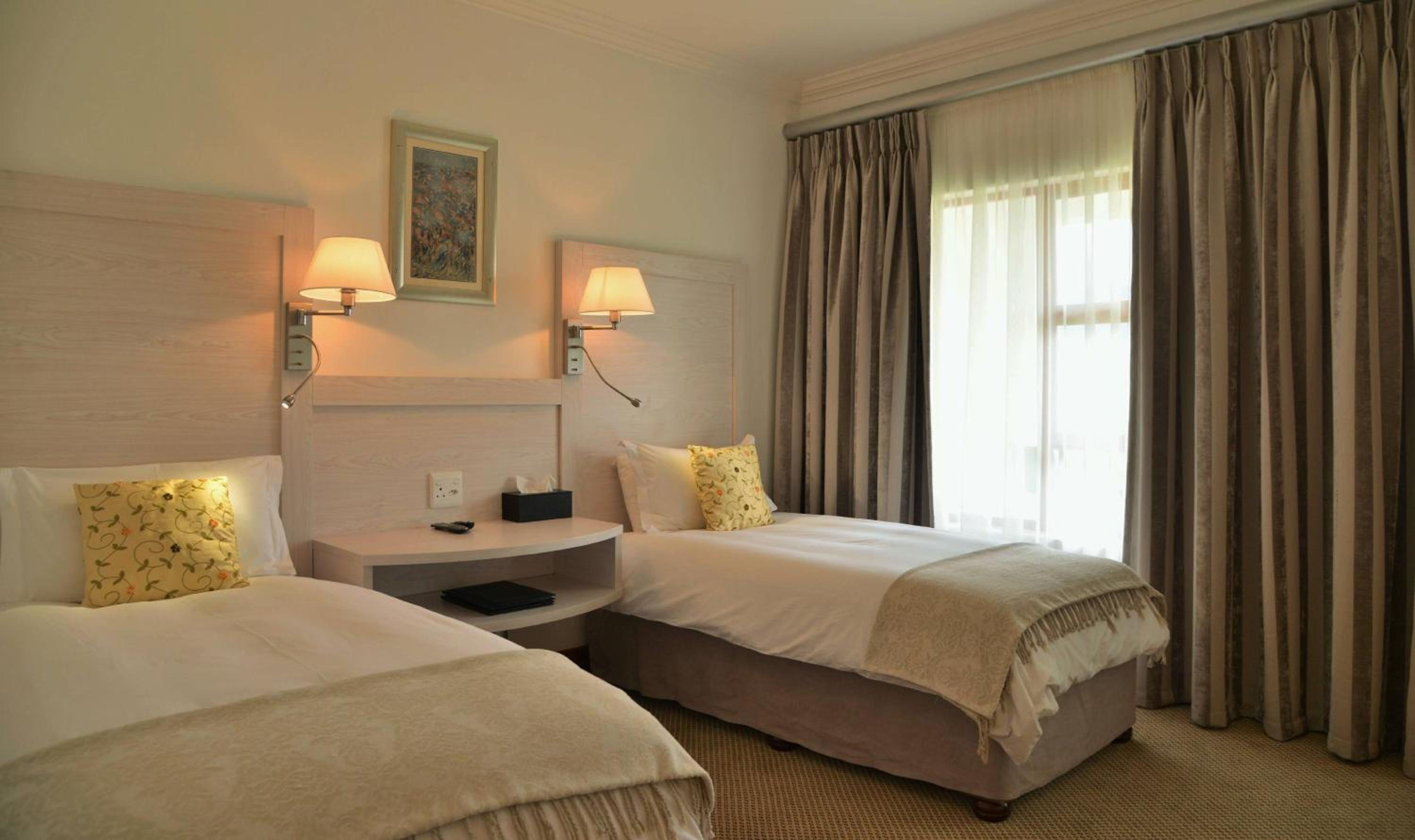 Luxury Twin Room with Patio - Photo 2