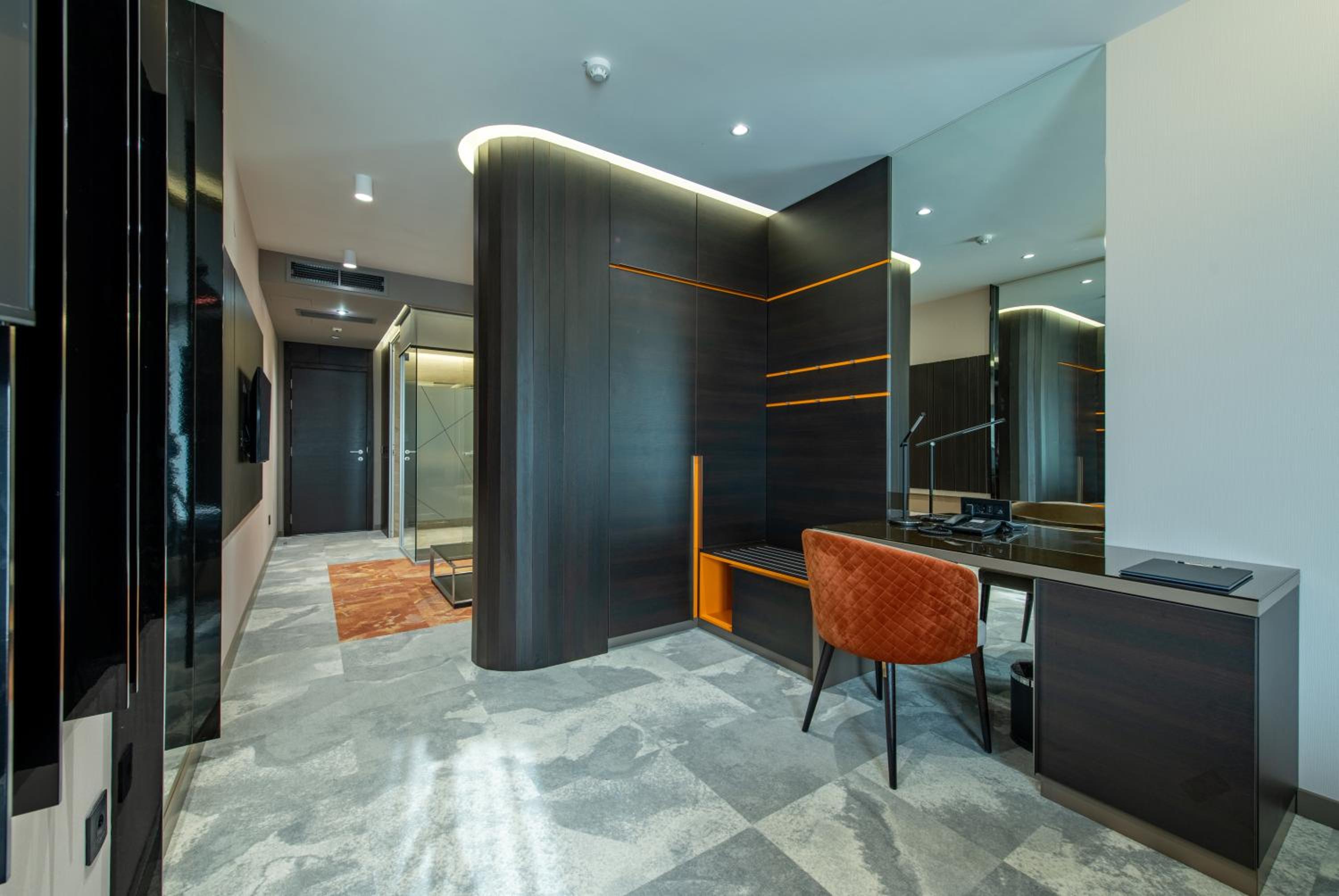 One-Bedroom Suite with Balcony - Photo 18