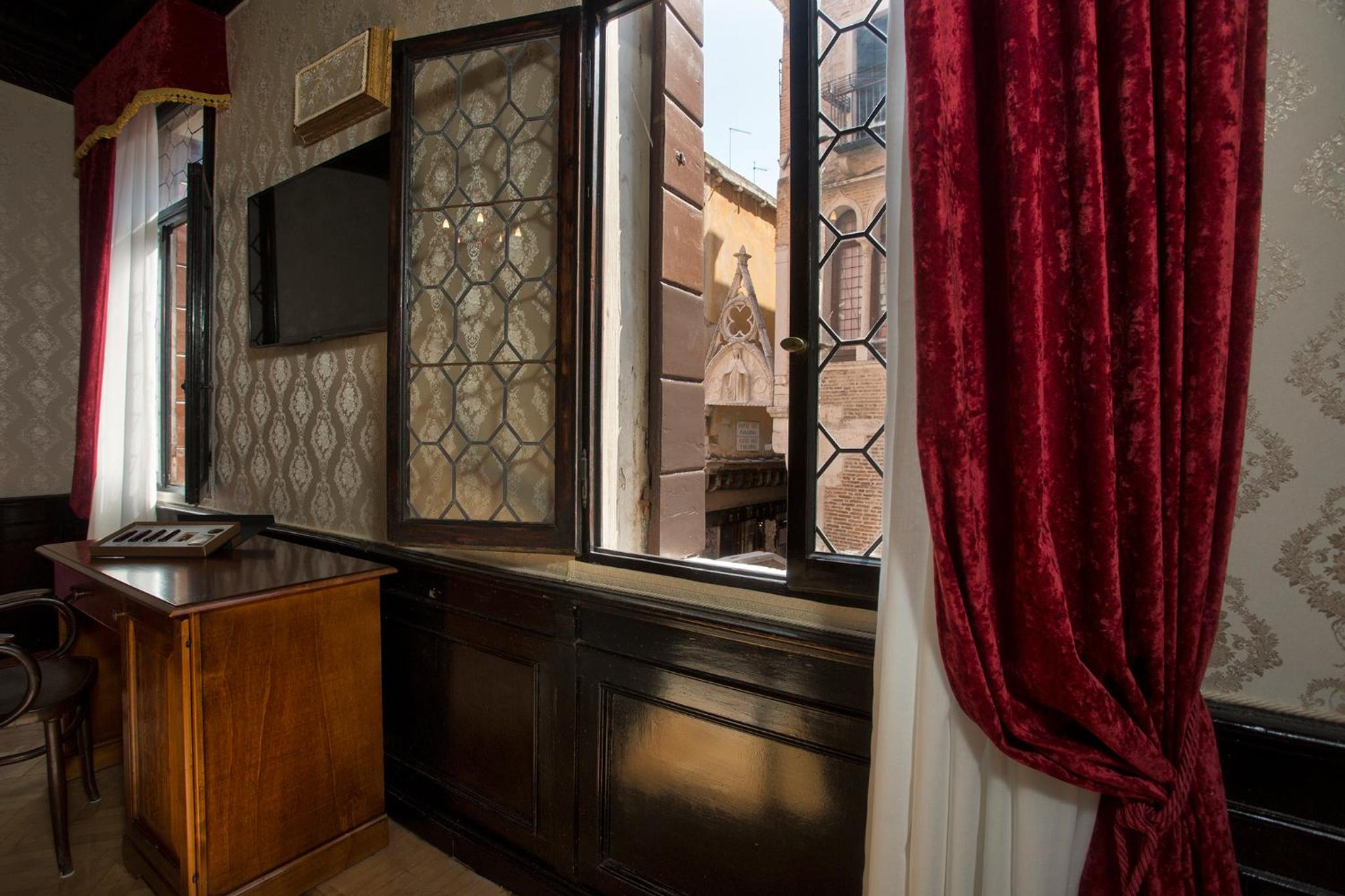 Deluxe Double or Twin Room photo 2