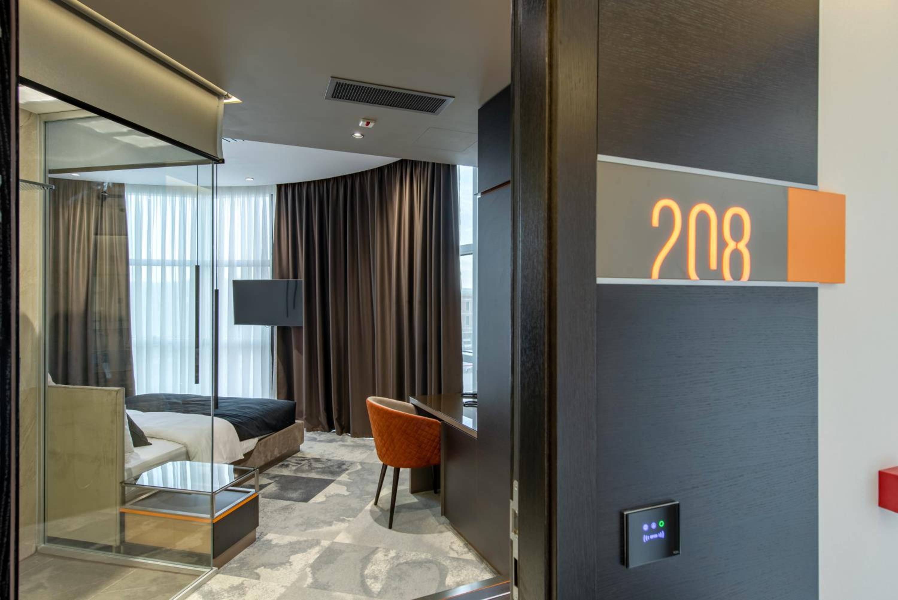 One-Bedroom Suite with Balcony - Photo 21