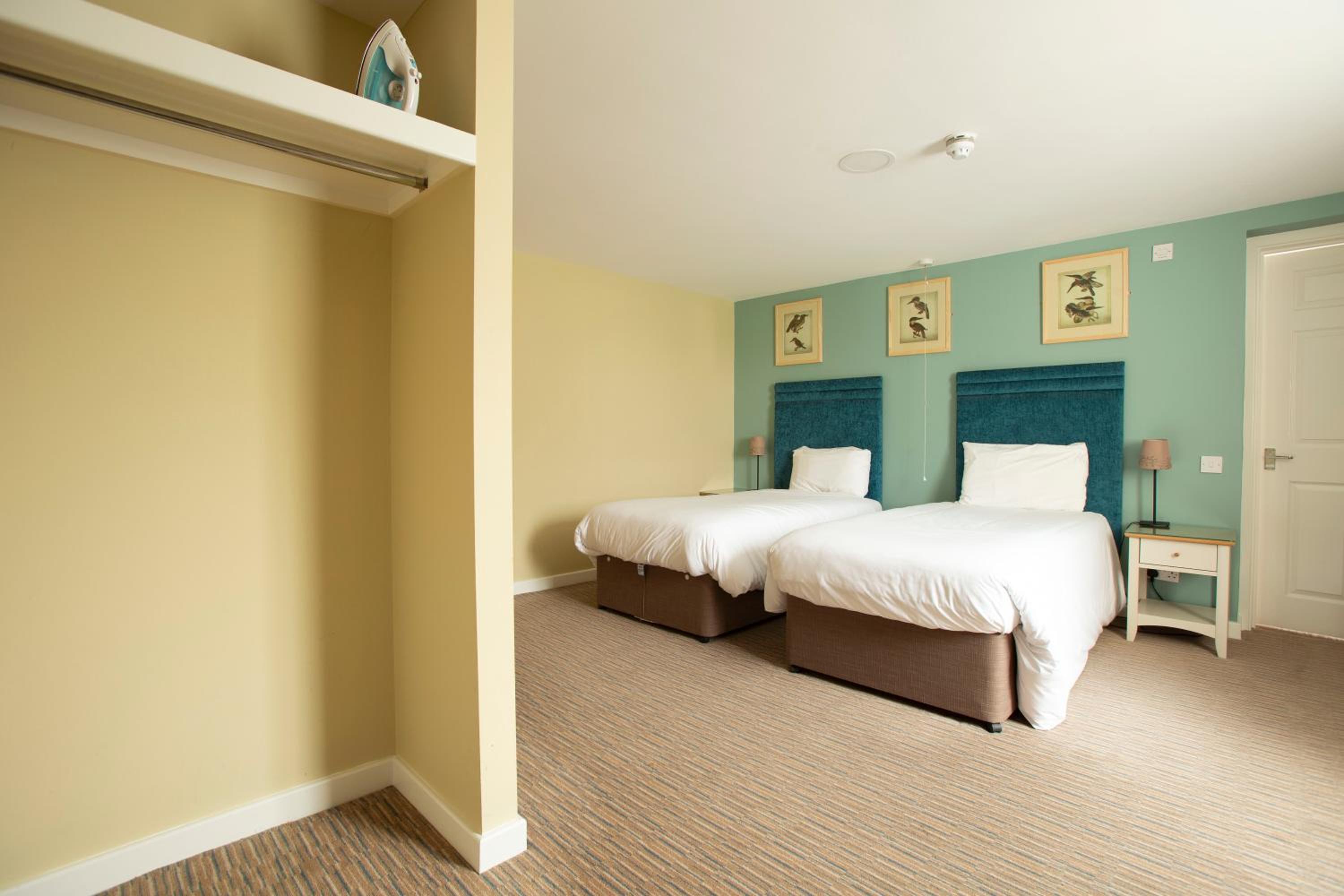 Twin Room with Walk In Shower and View - Disability Access - Photo 3