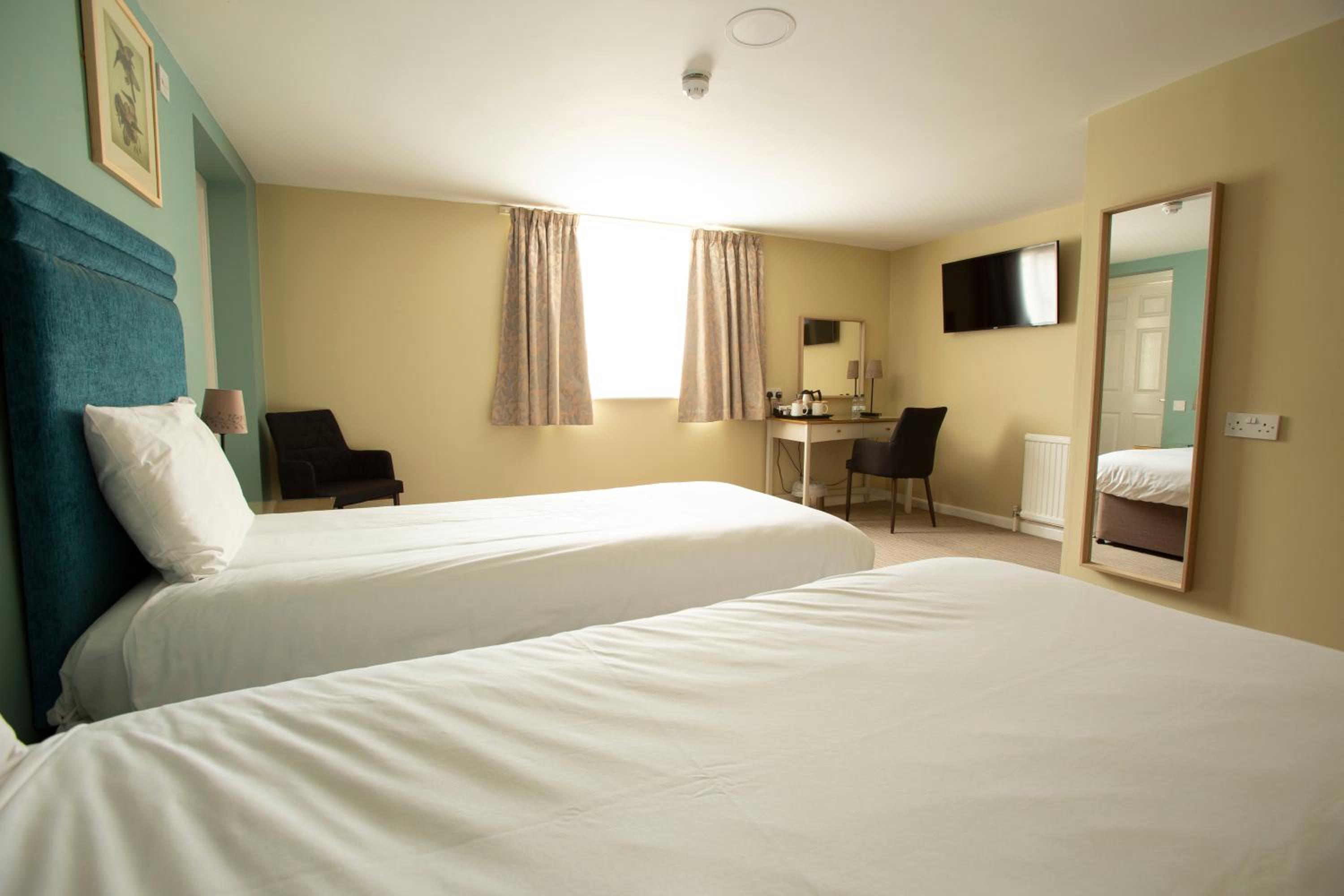 Twin Room with Walk In Shower and View - Disability Access - Photo 1
