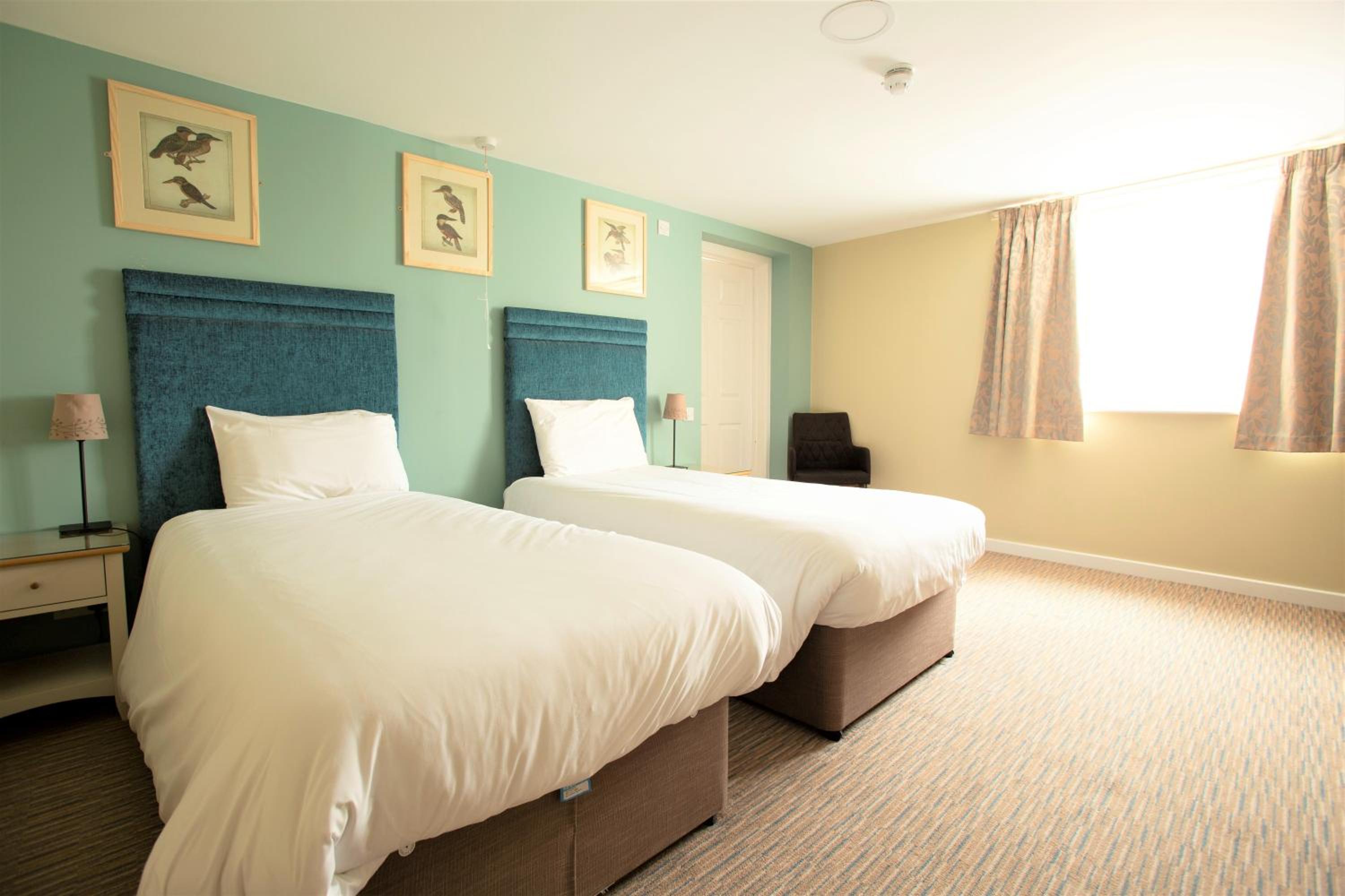 Twin Room with Walk In Shower and View - Disability Access - Photo 4