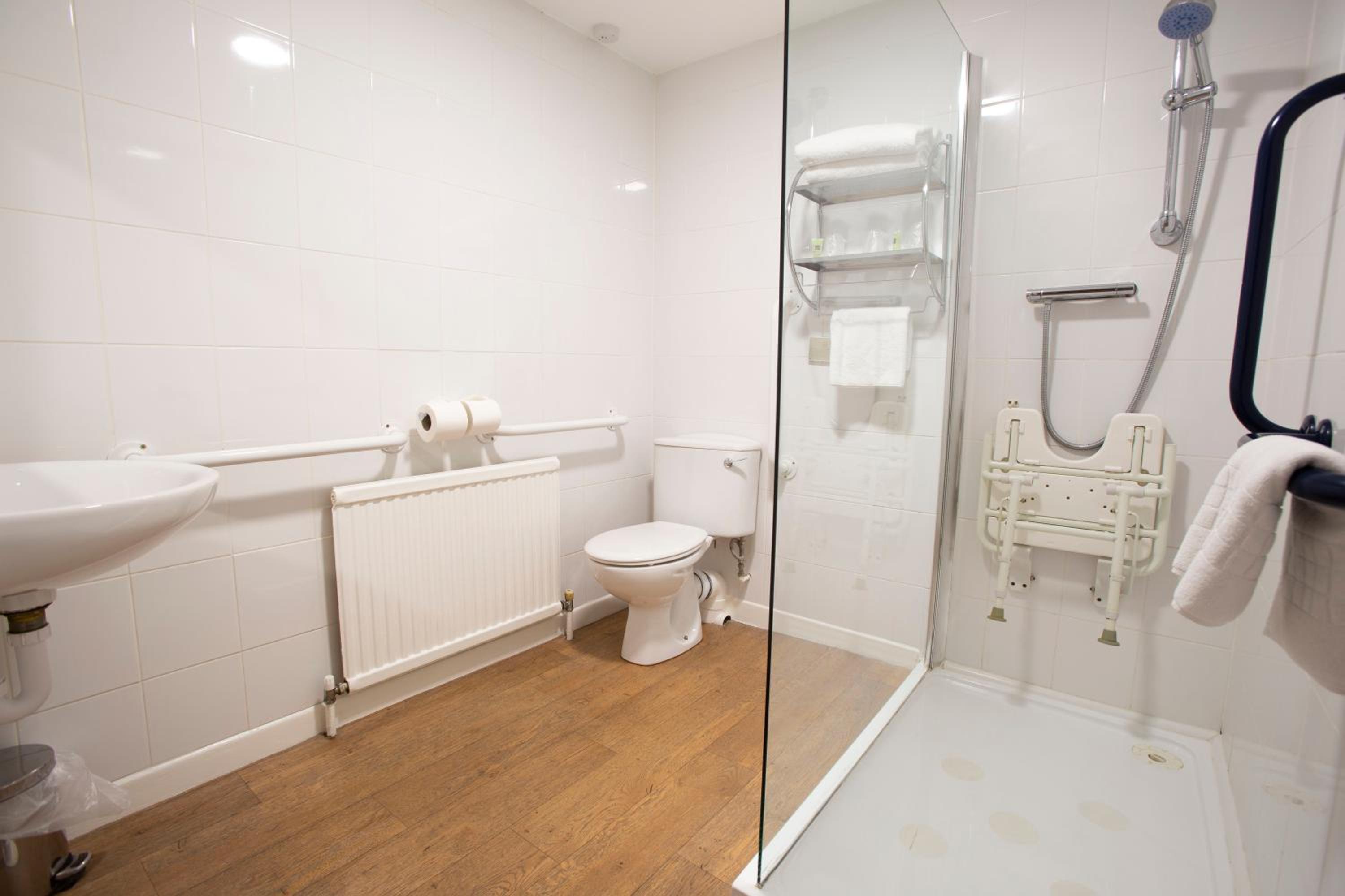 Twin Room with Walk In Shower and View - Disability Access - Photo 2