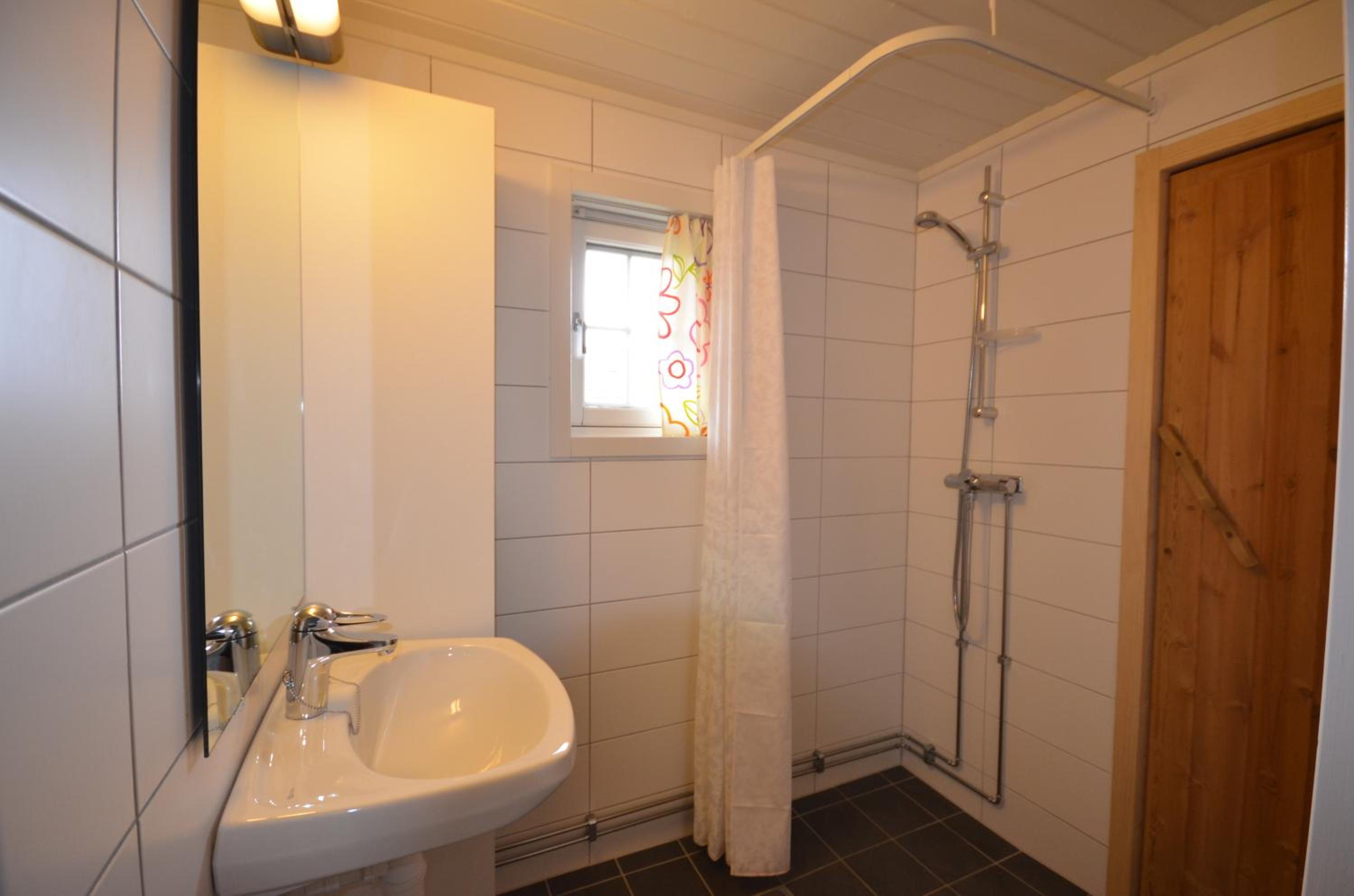 Three-Bedroom Cottage - Photo 5