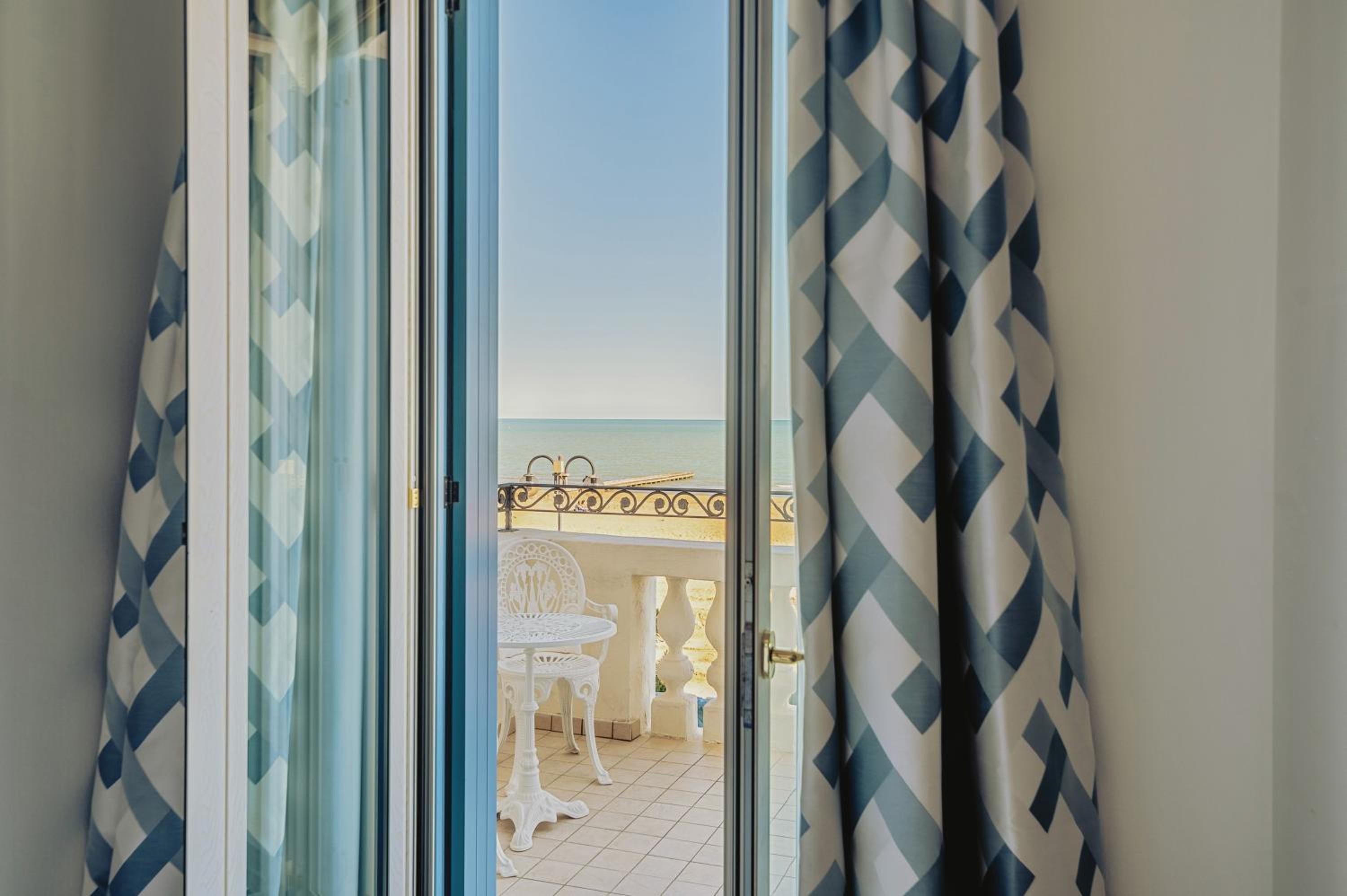 Junior Suite with Sea View - Photo 5