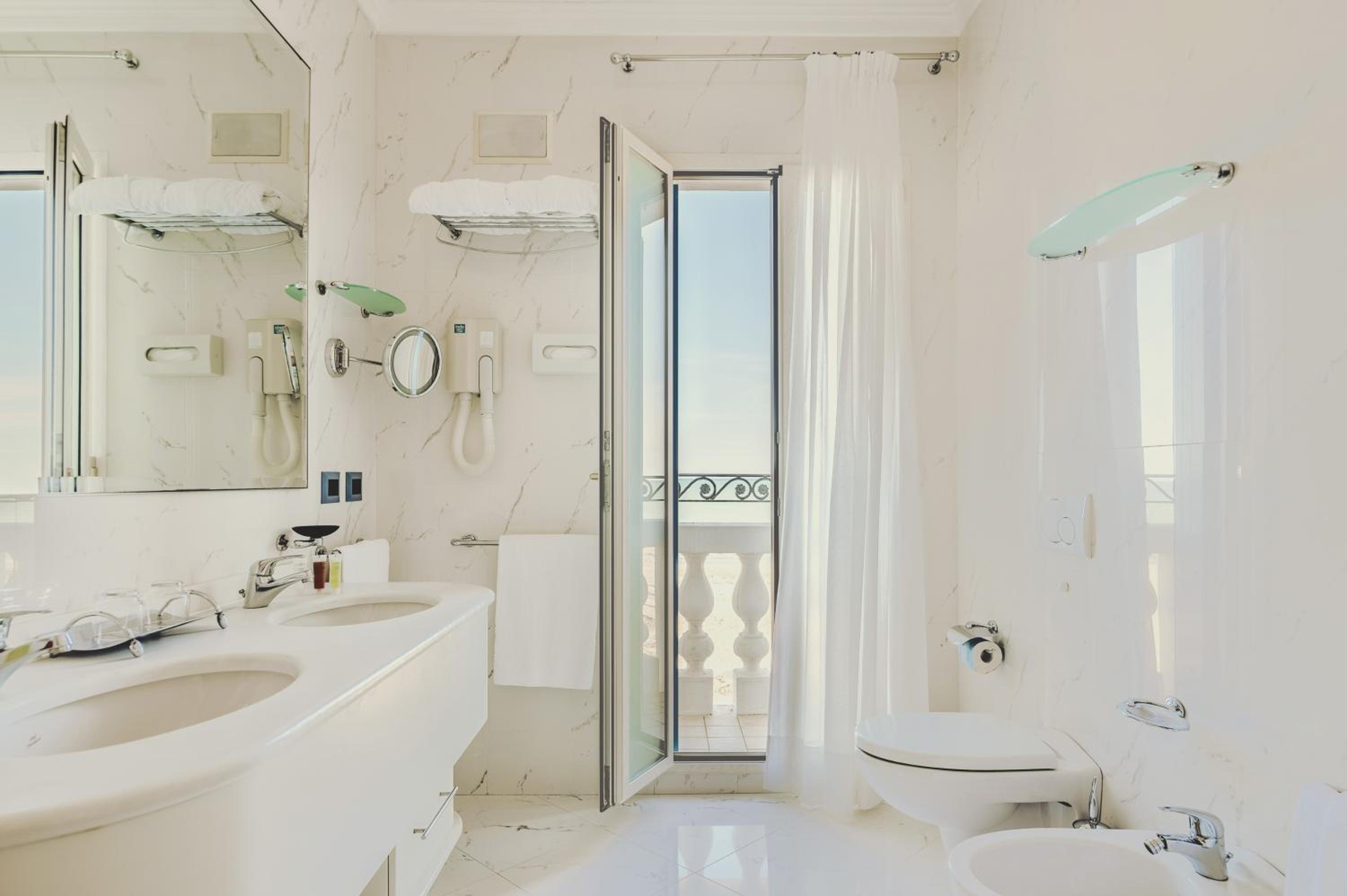 Junior Suite with Sea View - Photo 2