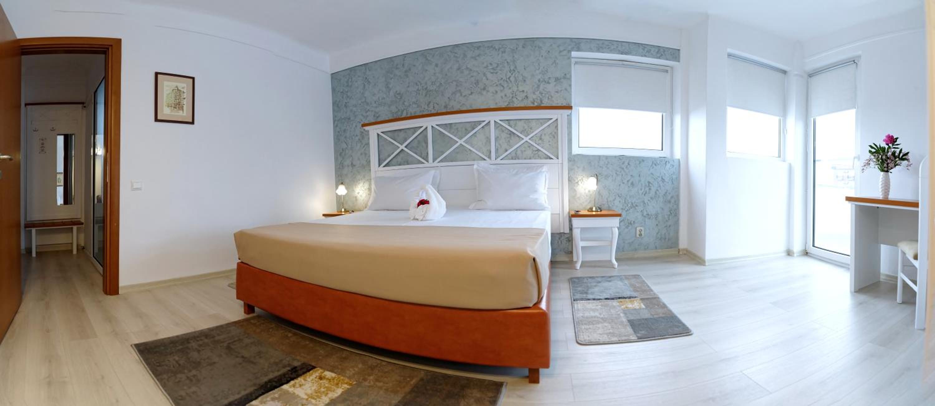 Double Room with large double bed and Sea View - Photo 9