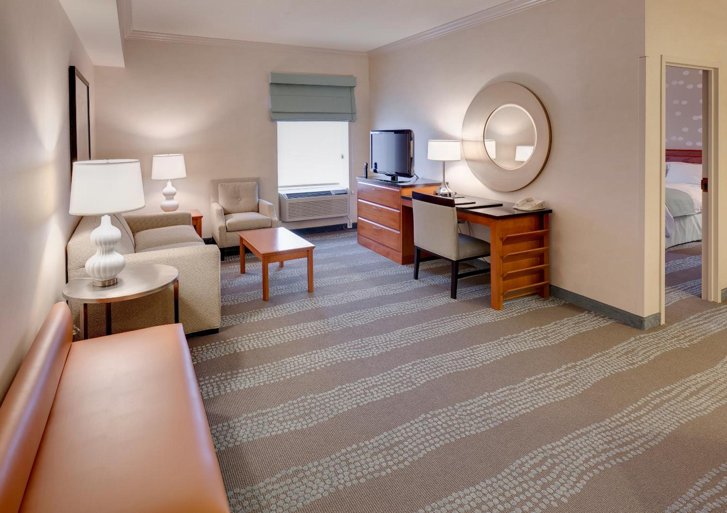 Suite with One King Bed and Two Queen Beds photo 2
