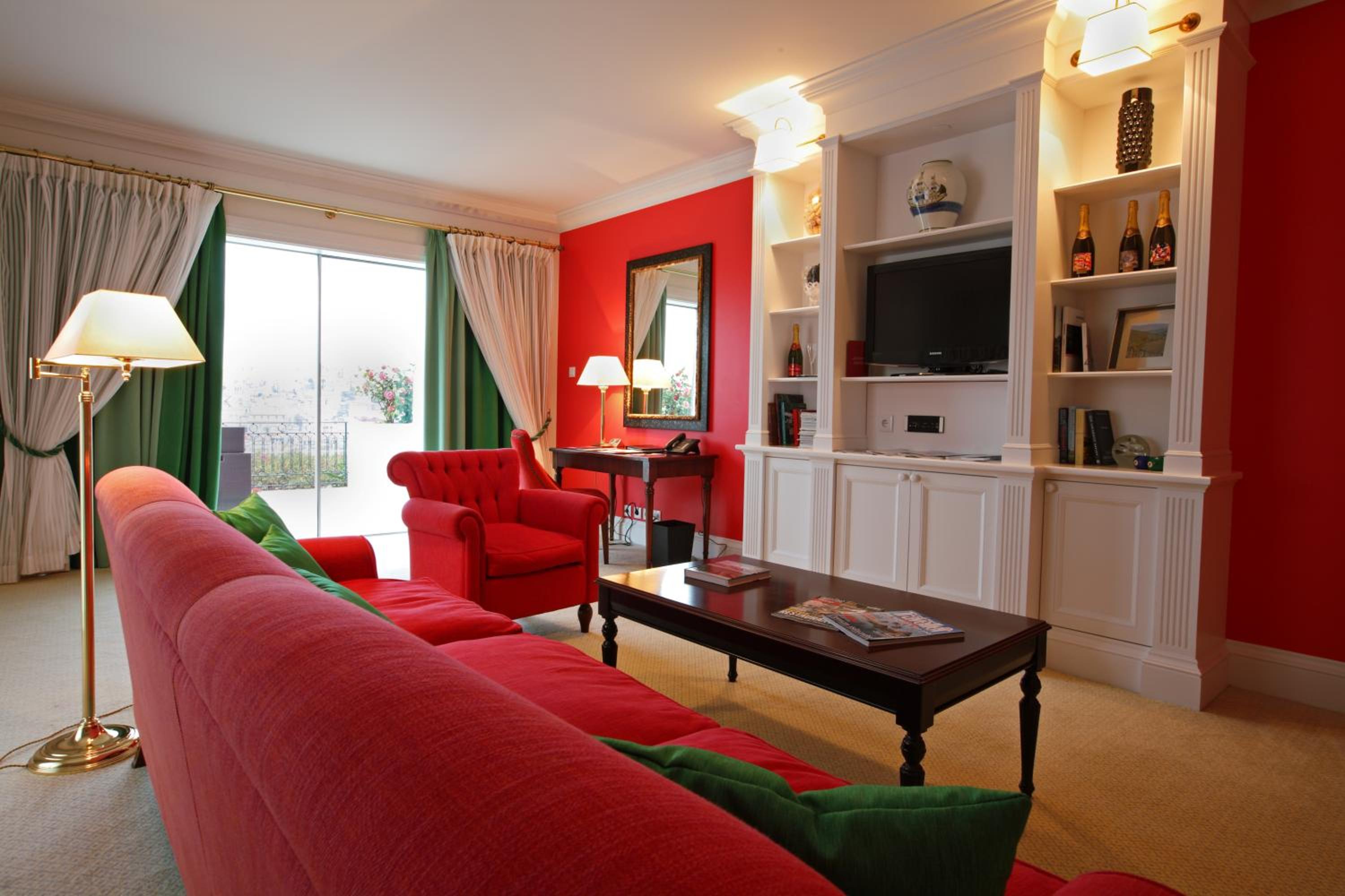 Deluxe Suite with Panoramic River View - Photo 7