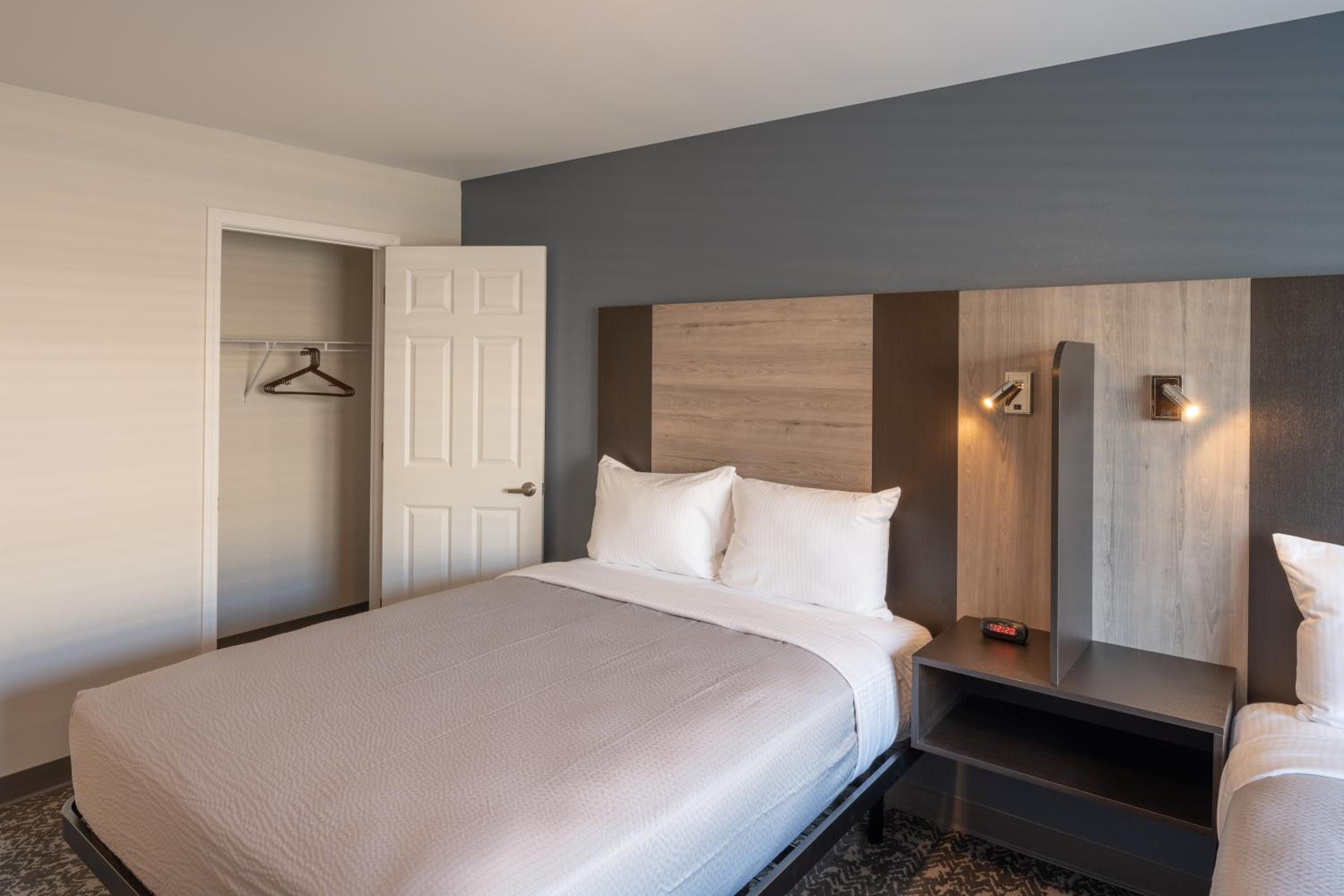 Queen Suite - Photo 10