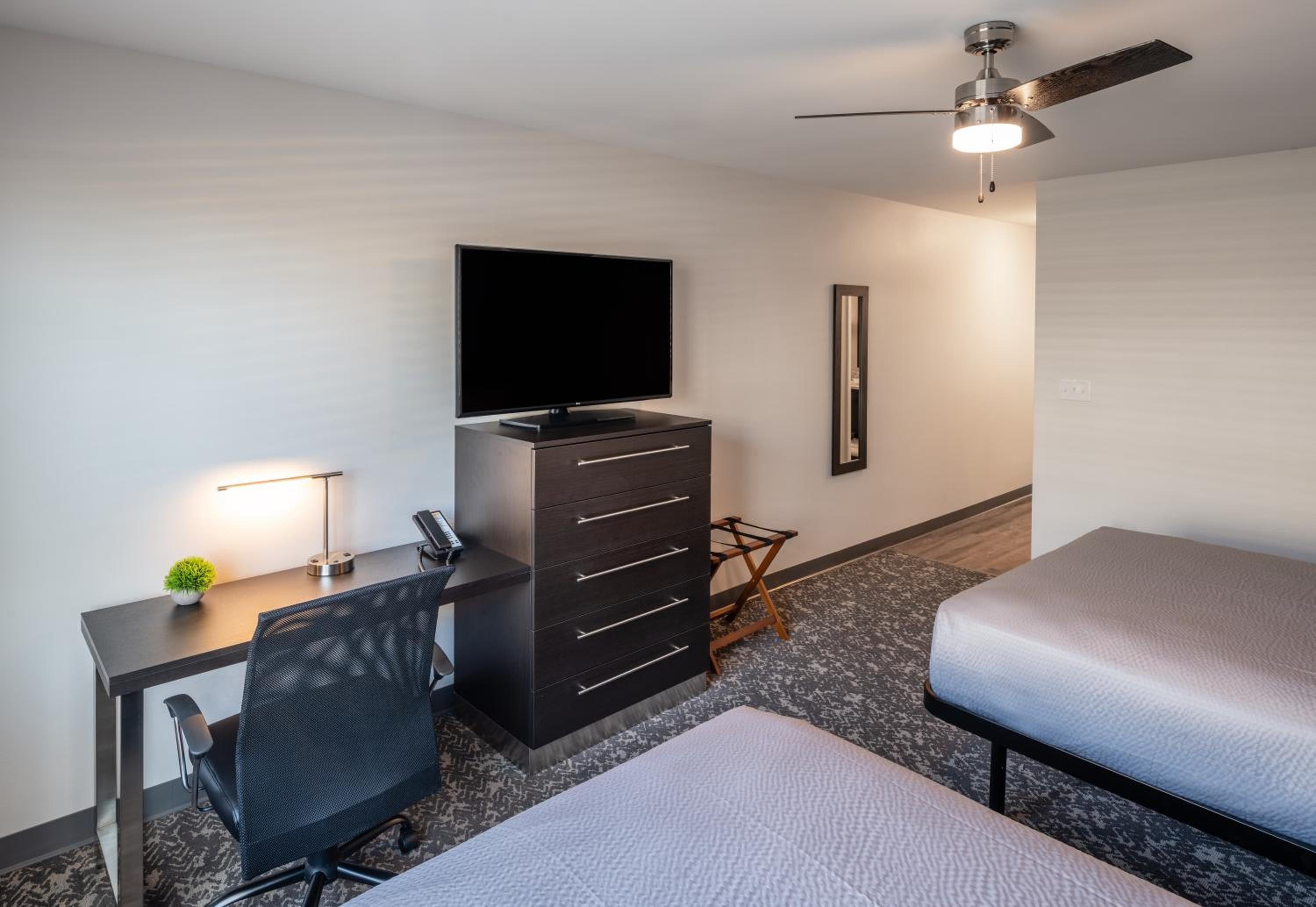 Queen Suite - Photo 11