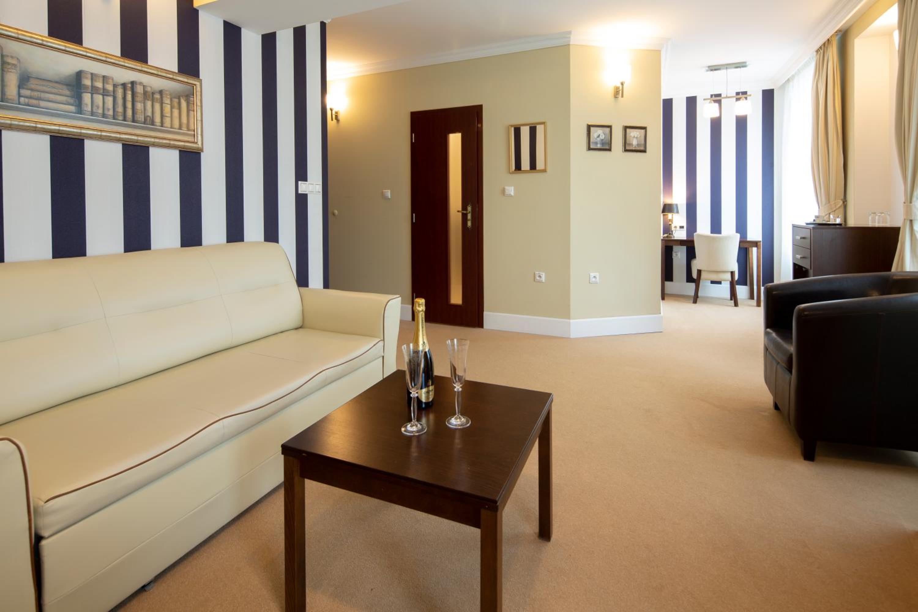 Suite - Photo 7