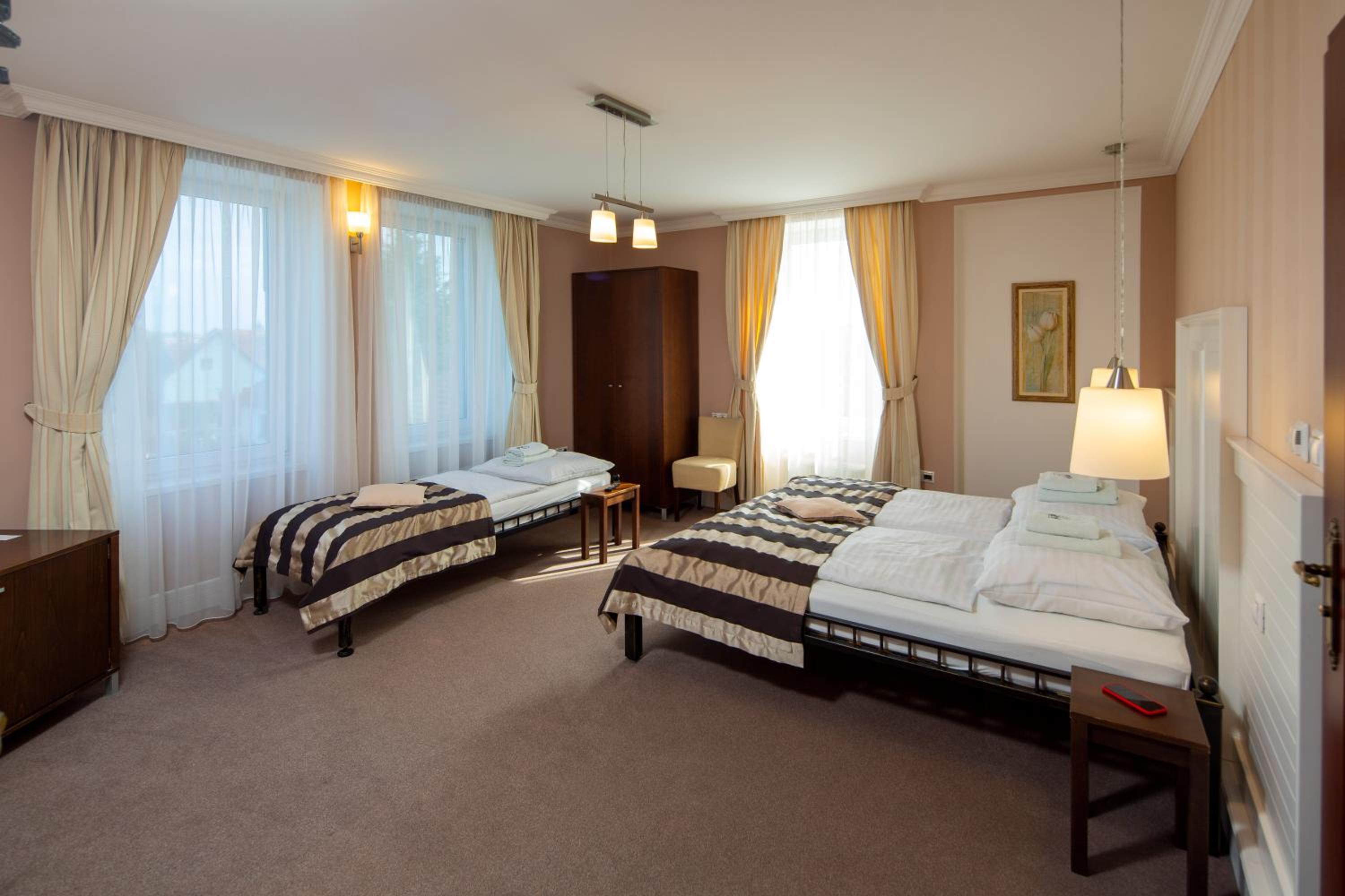 Triple Room with Private Bathroom - Photo 10