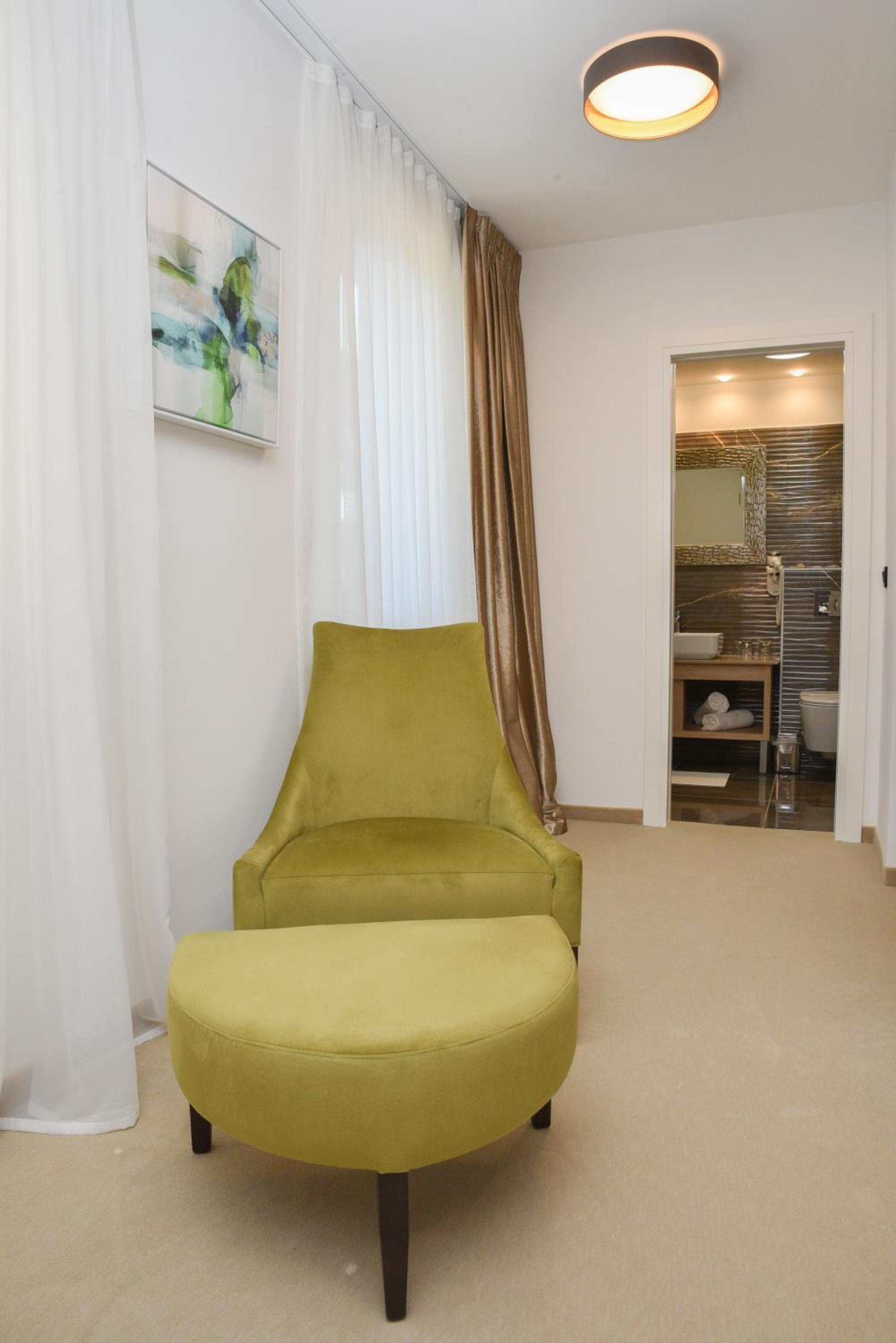 Deluxe Double Room with Shower - Photo 3