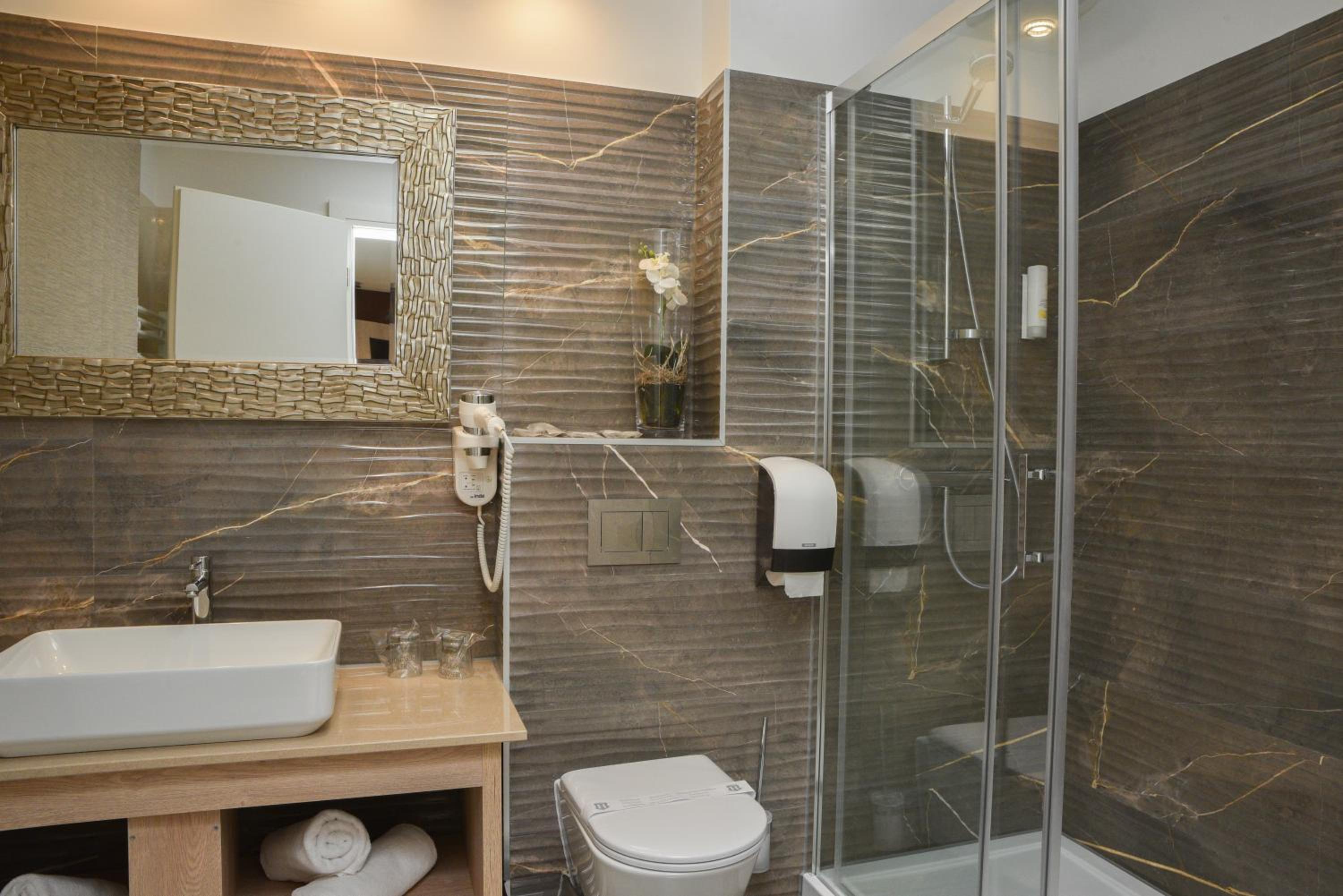 Deluxe Double Room with Shower - Photo 2
