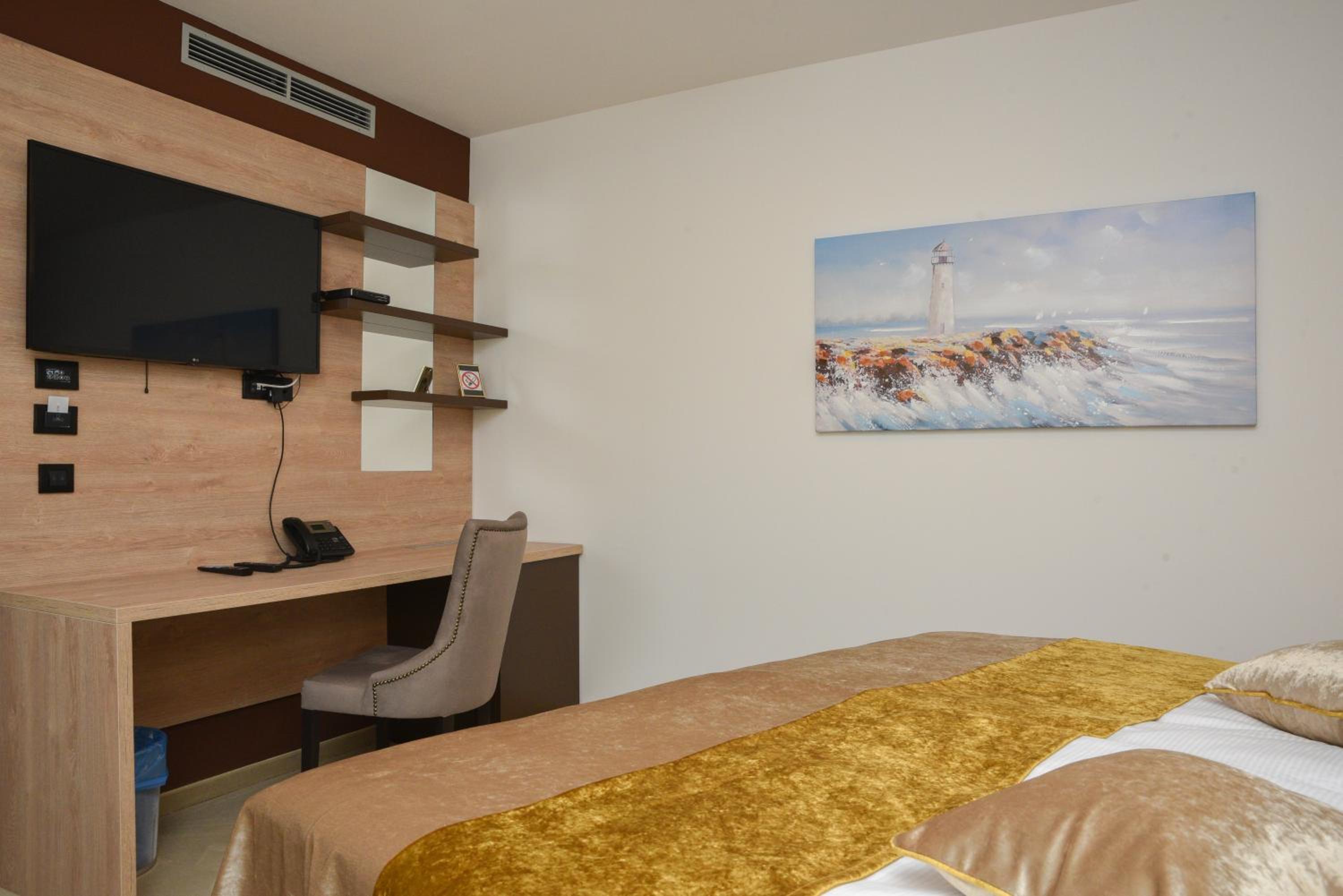 Deluxe Double Room with Shower - Photo 4