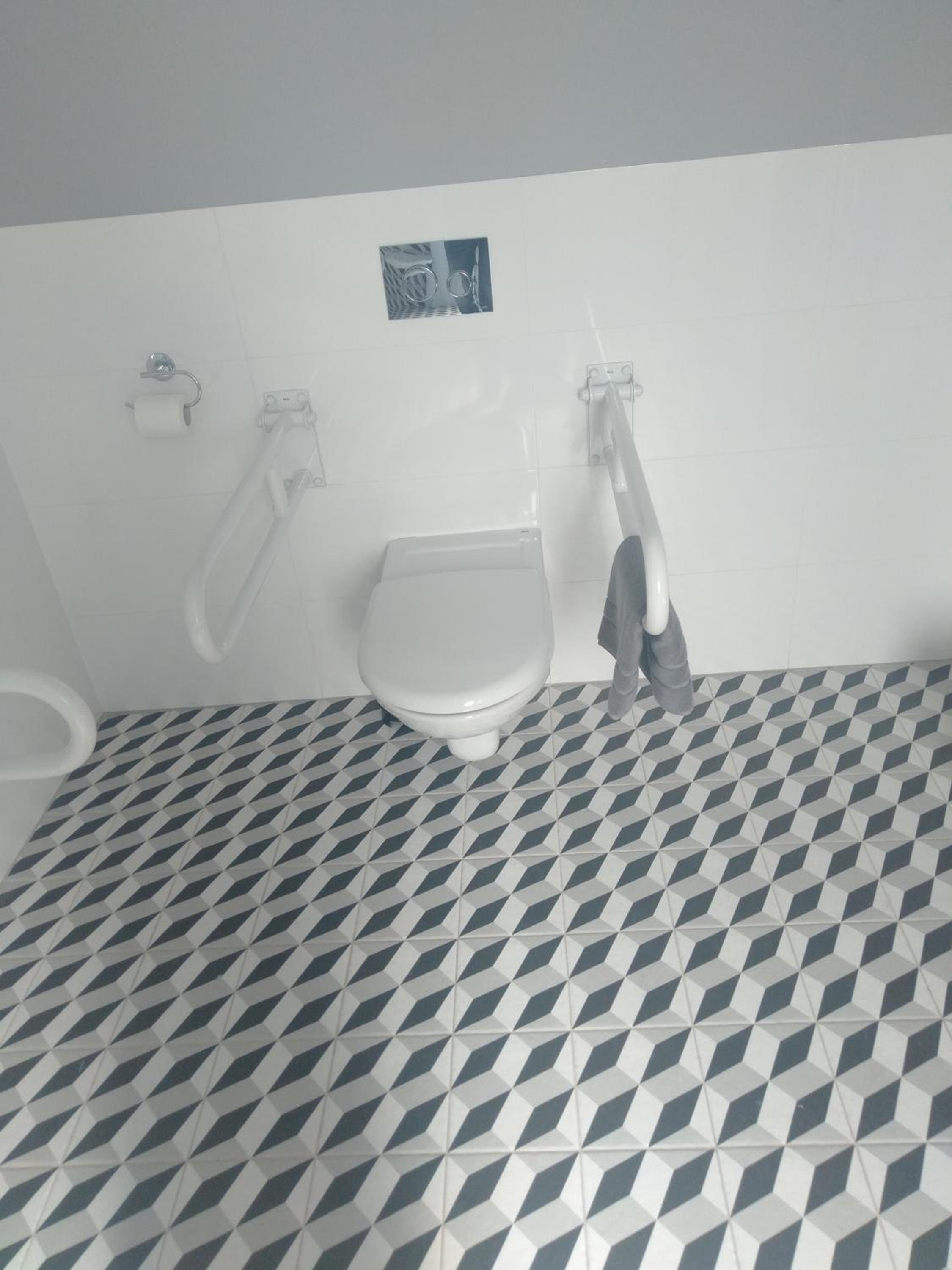 Twin Room - Disability Access - Photo 5