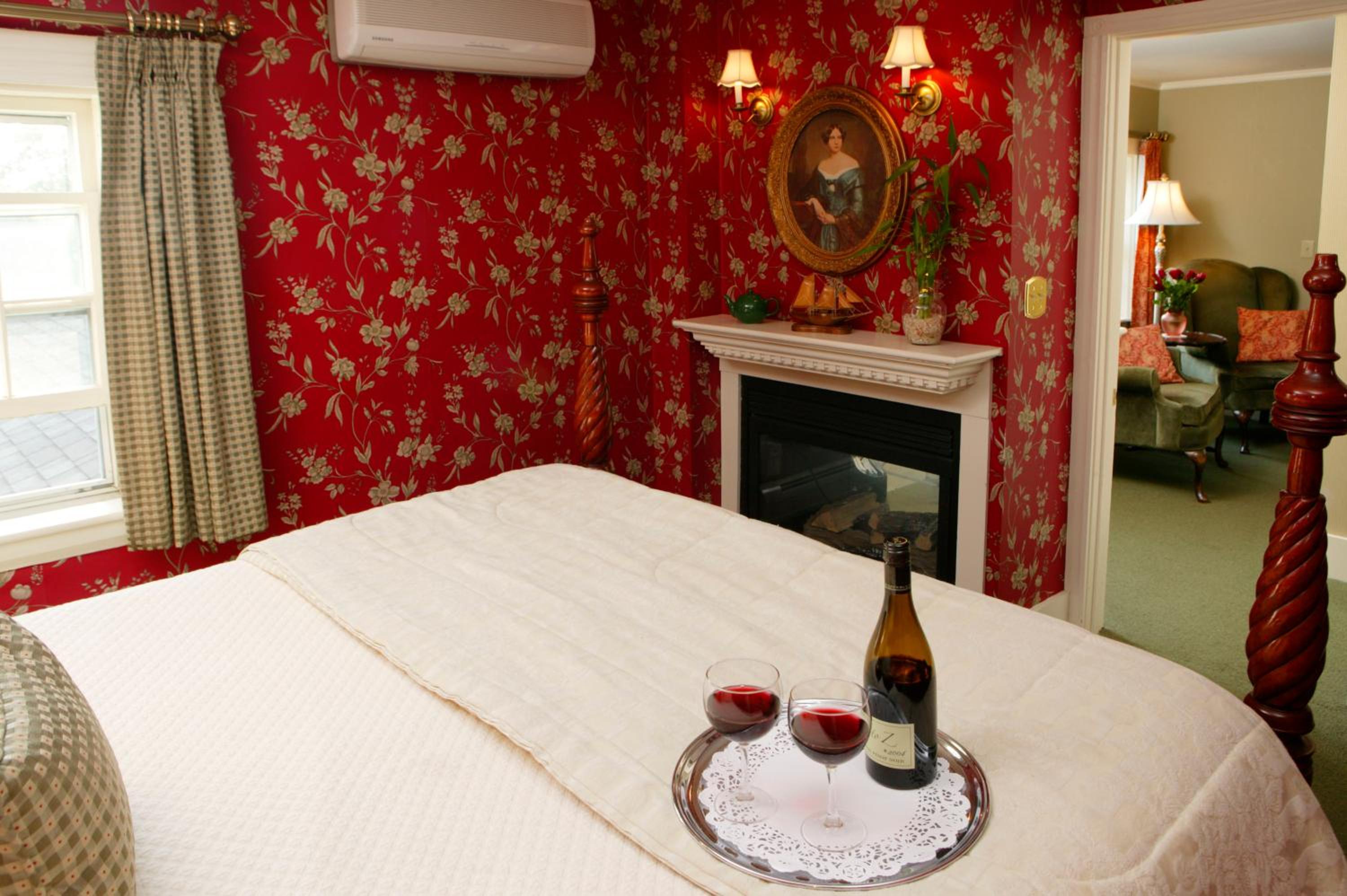Deluxe Queen Suite with Fireplace - Main (Eliza Jane)
