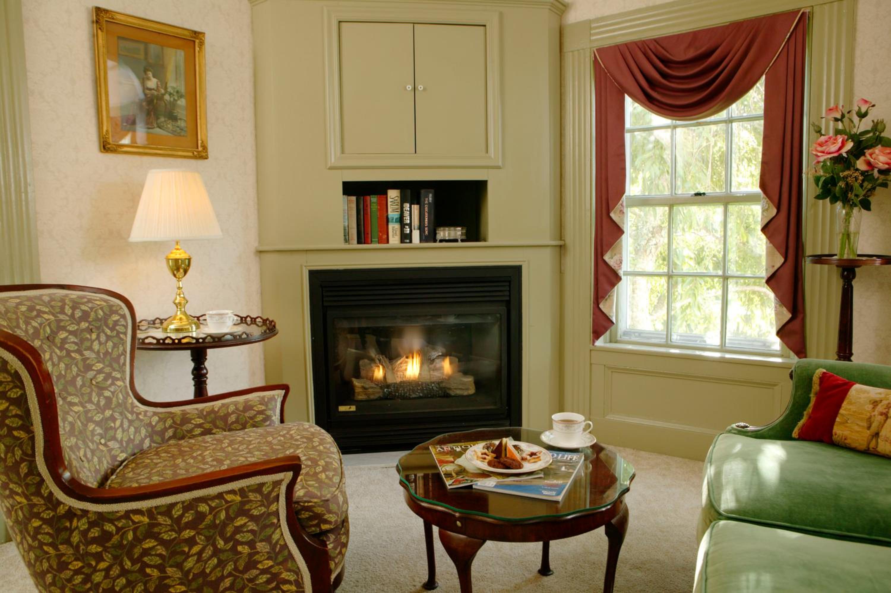 Deluxe Queen Room with Fireplace - Main (Lady Hope)
