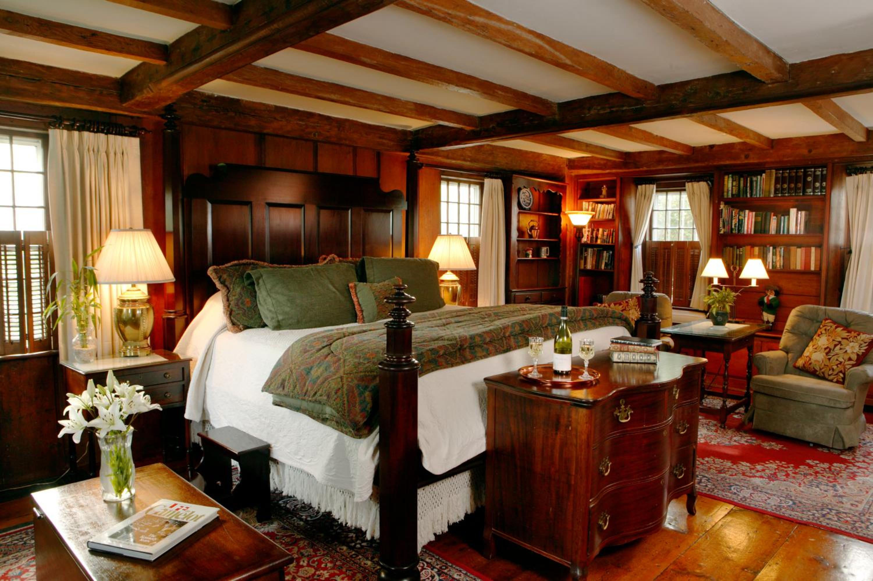 Deluxe King Room with Fireplace - Cottage (Hiram Harding)