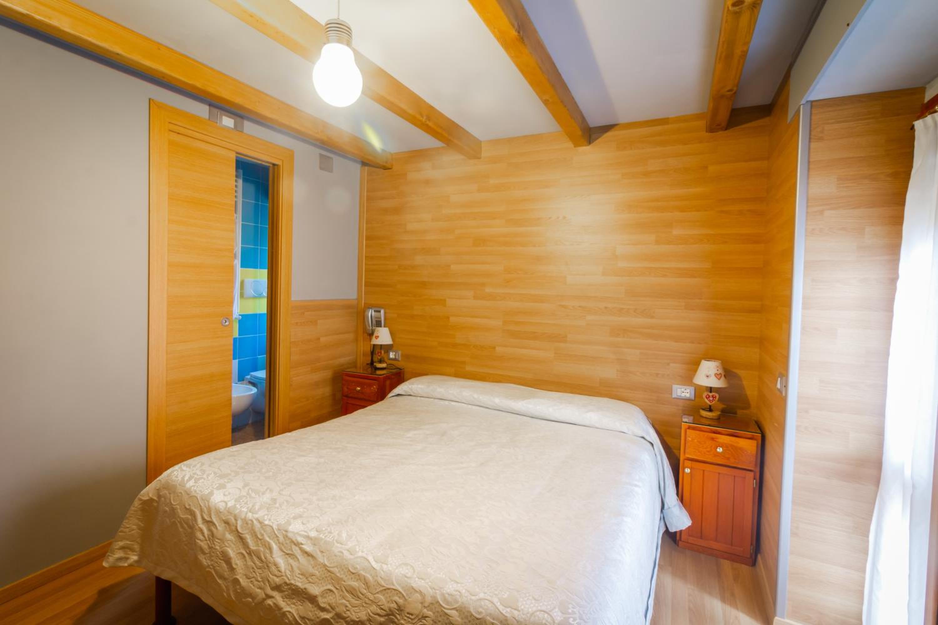 Double or Twin Room with Private Bathroom - Photo 9