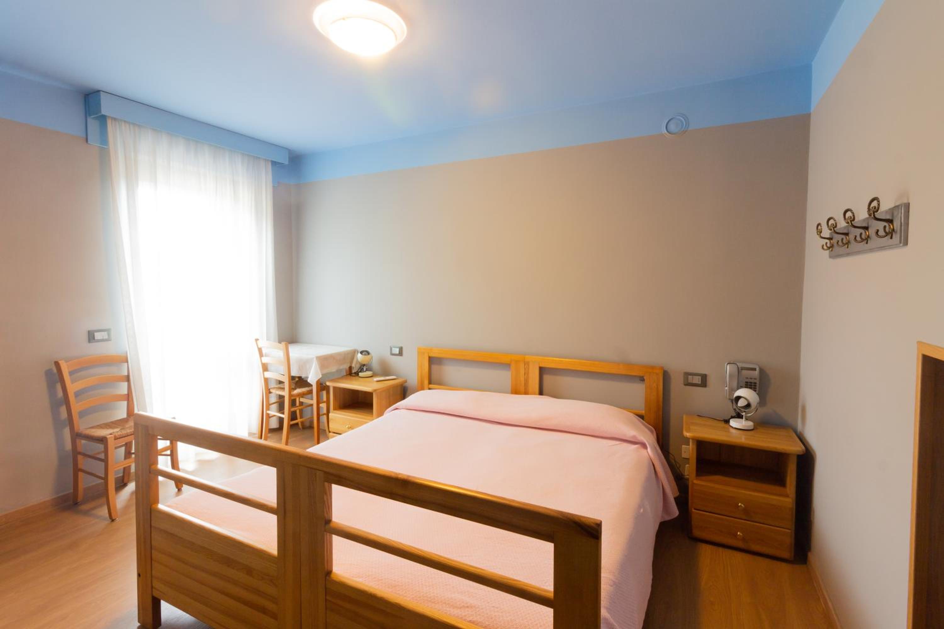 Double or Twin Room with Private Bathroom - Photo 6