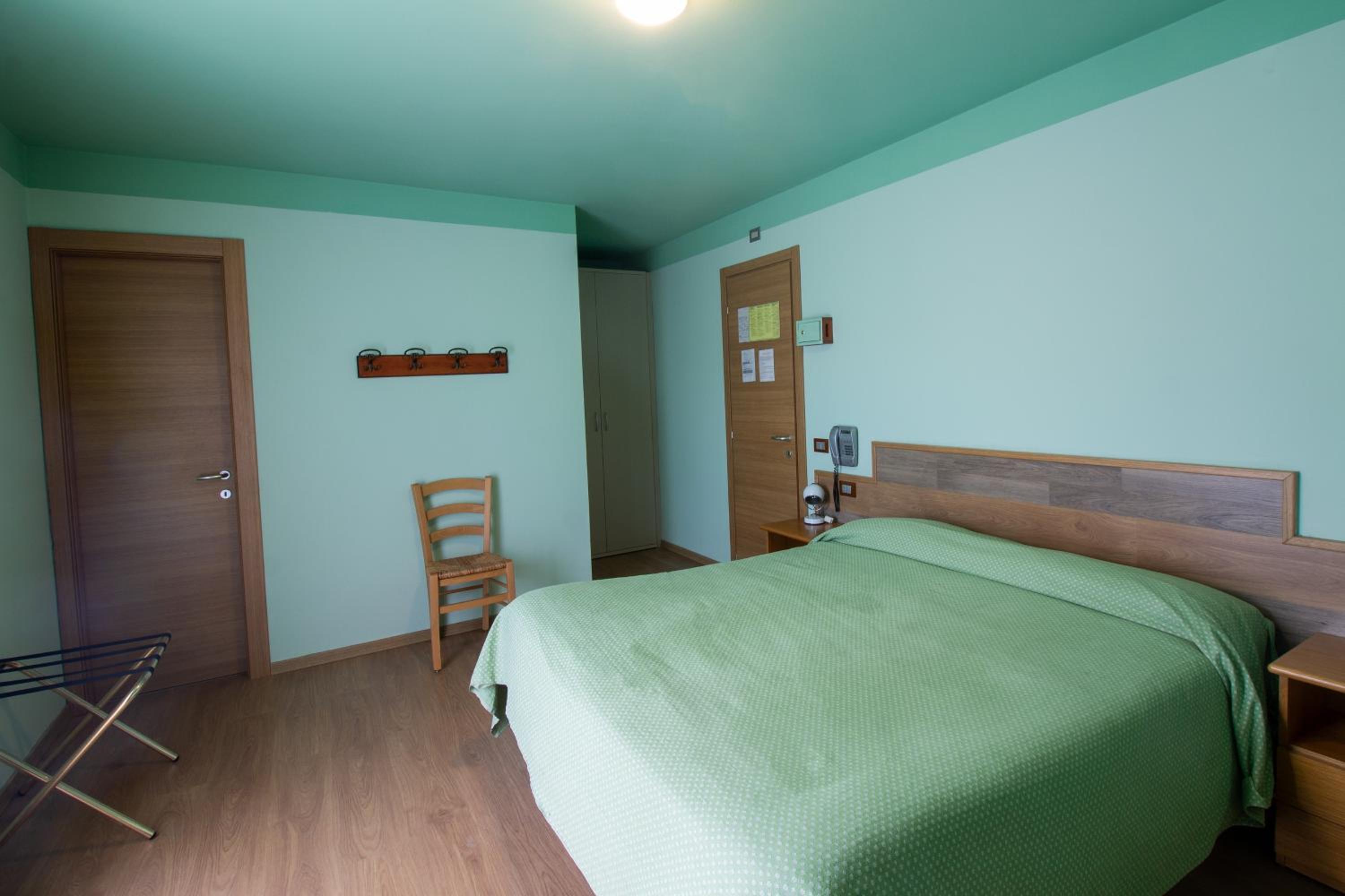Double or Twin Room with Private Bathroom - Photo 5