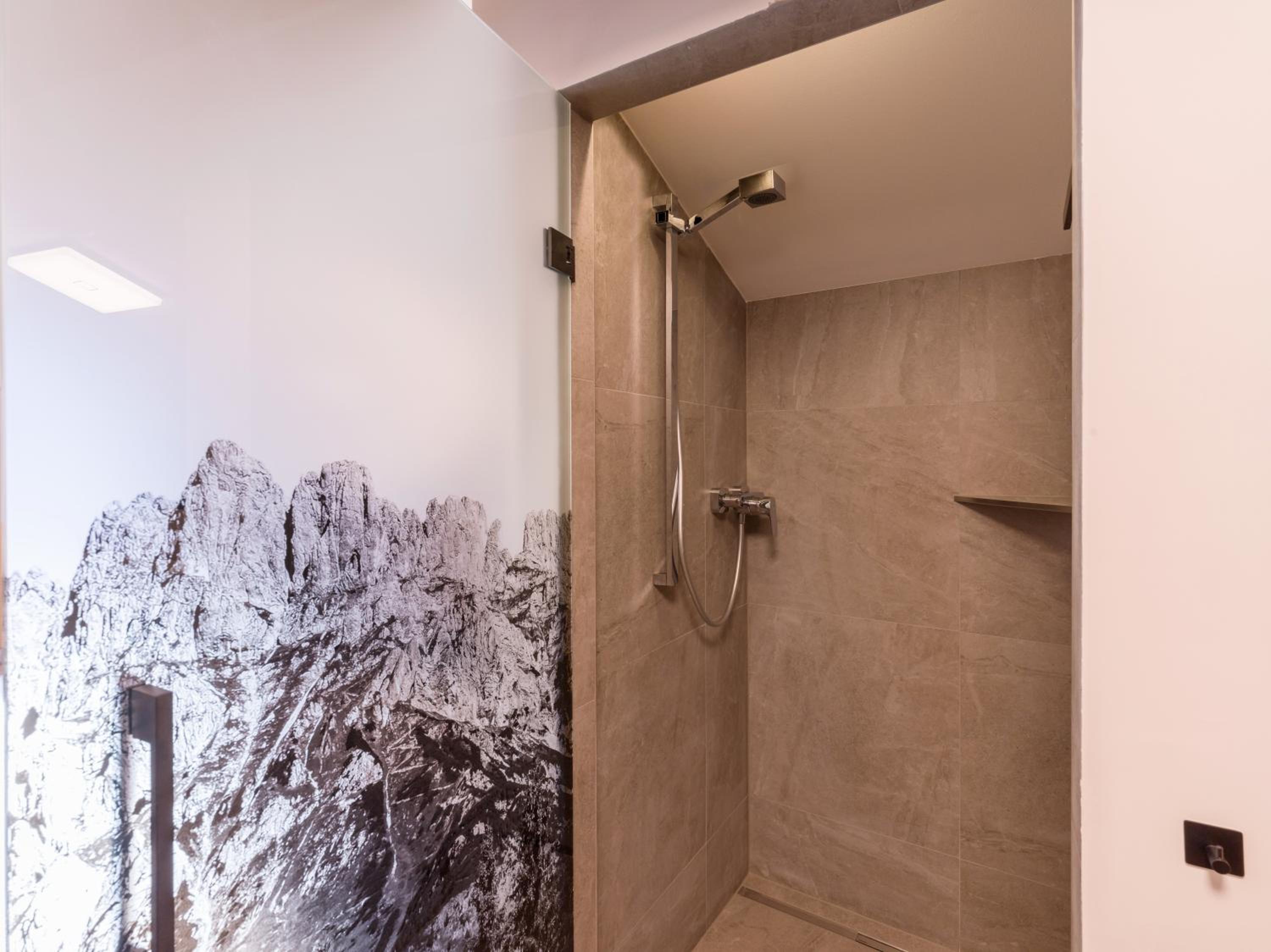 One-Bedroom Apartment with whirlpool photo 3