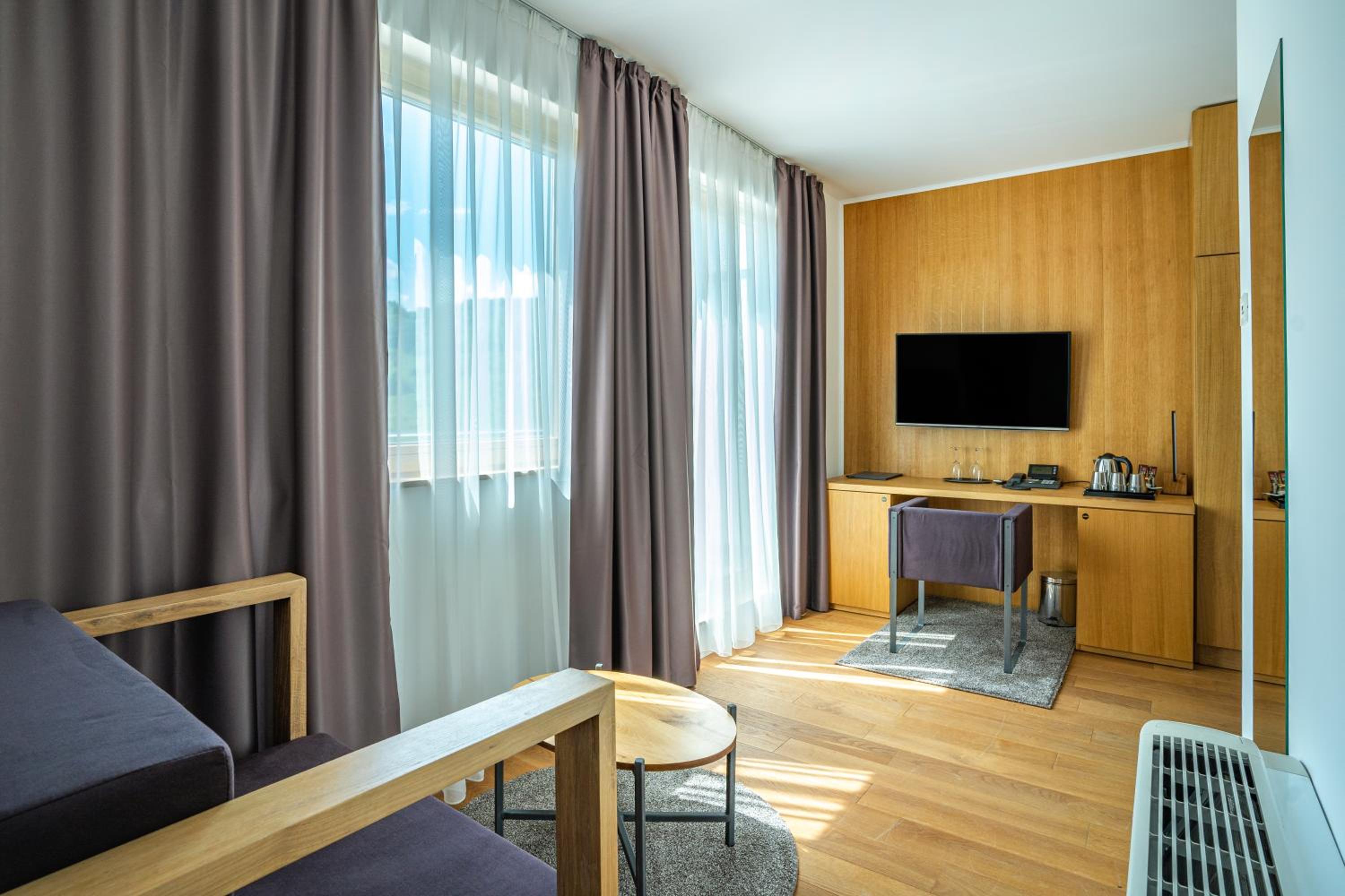 Deluxe Double Room with Balcony - Photo 4