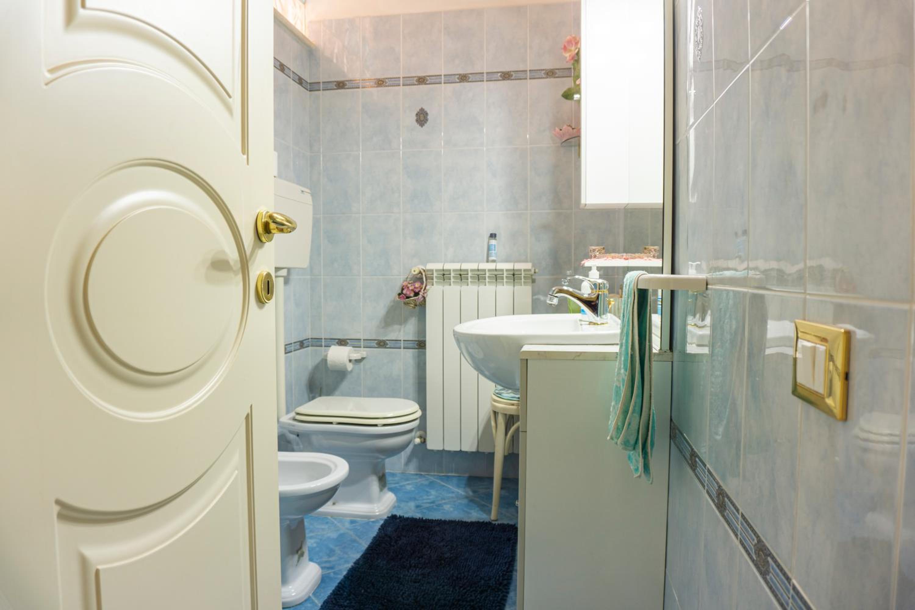 King Room with Balcony - Photo 4