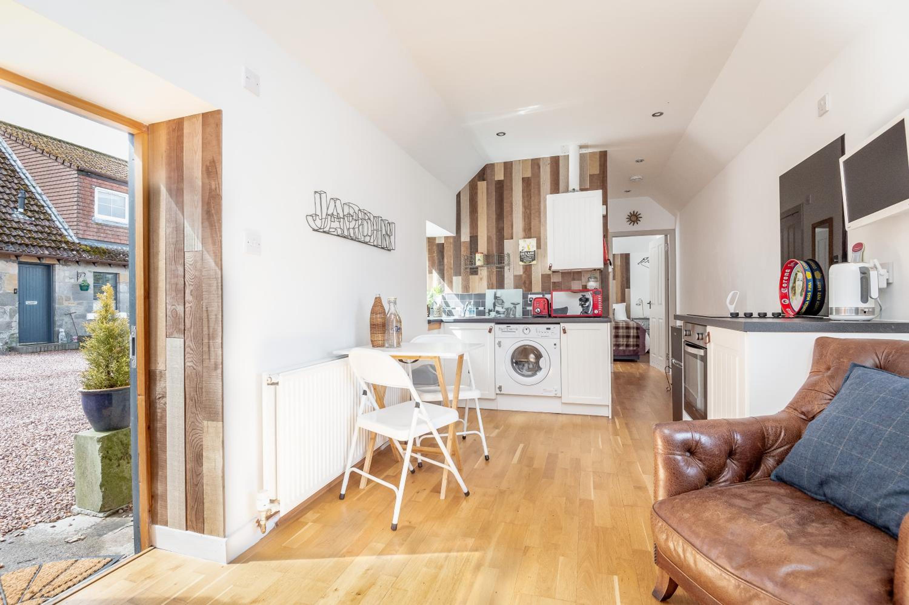One-Bedroom House photo 2