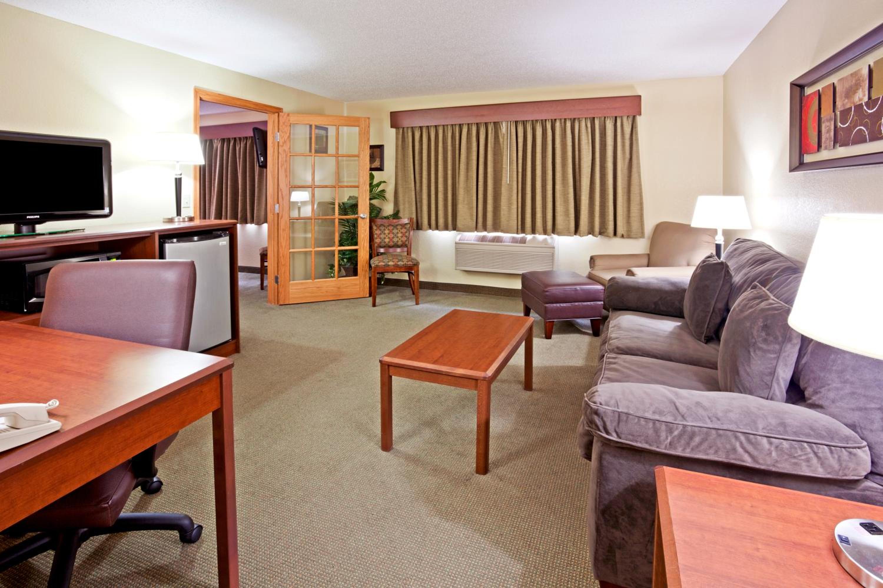 Business King Suite - Non-Smoking - Photo 1