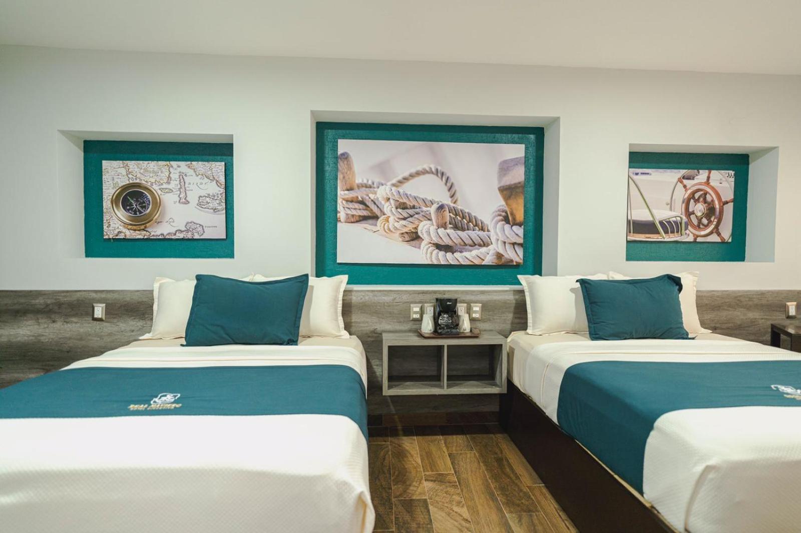 Deluxe Queen Room with Two Queen Beds - Photo 7