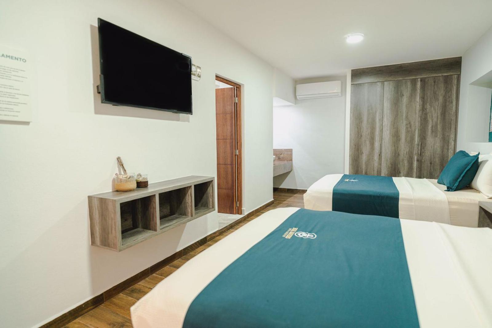 Deluxe Queen Room with Two Queen Beds - Photo 6