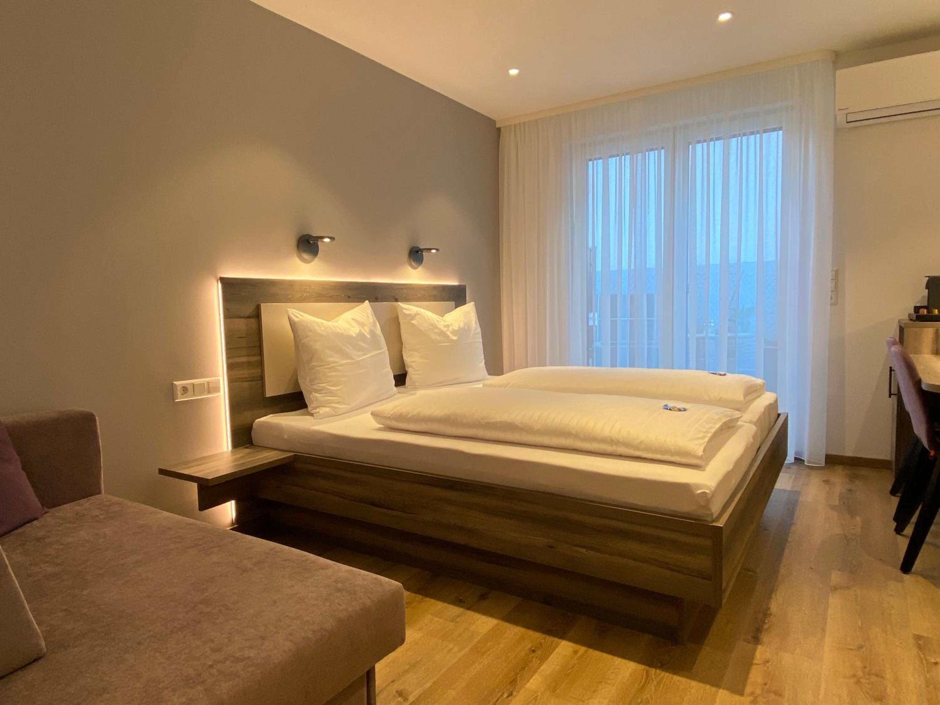 Double Room with Balcony (3 Adults) - Photo 6