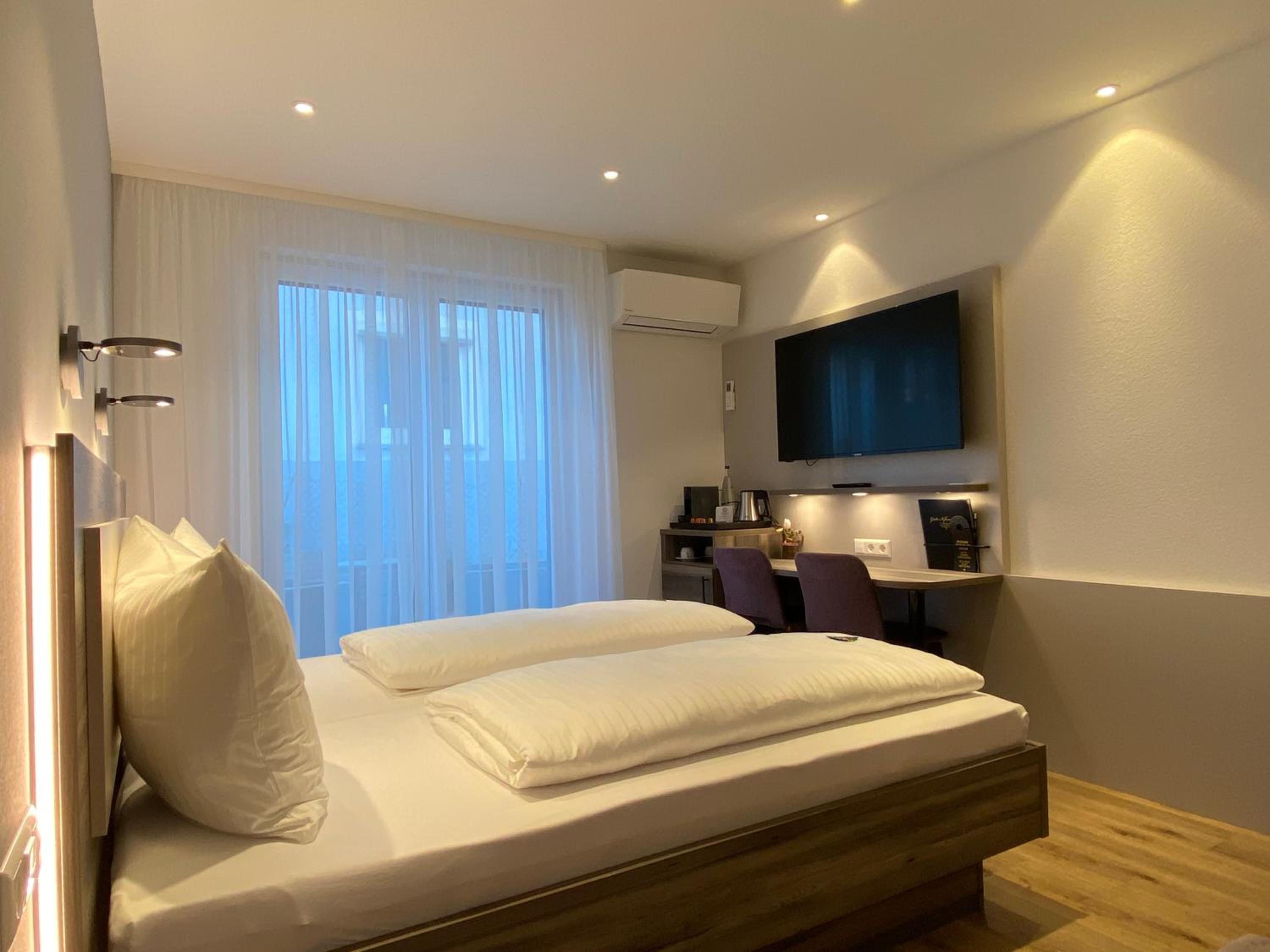 Double Room with Balcony (3 Adults) - Photo 7