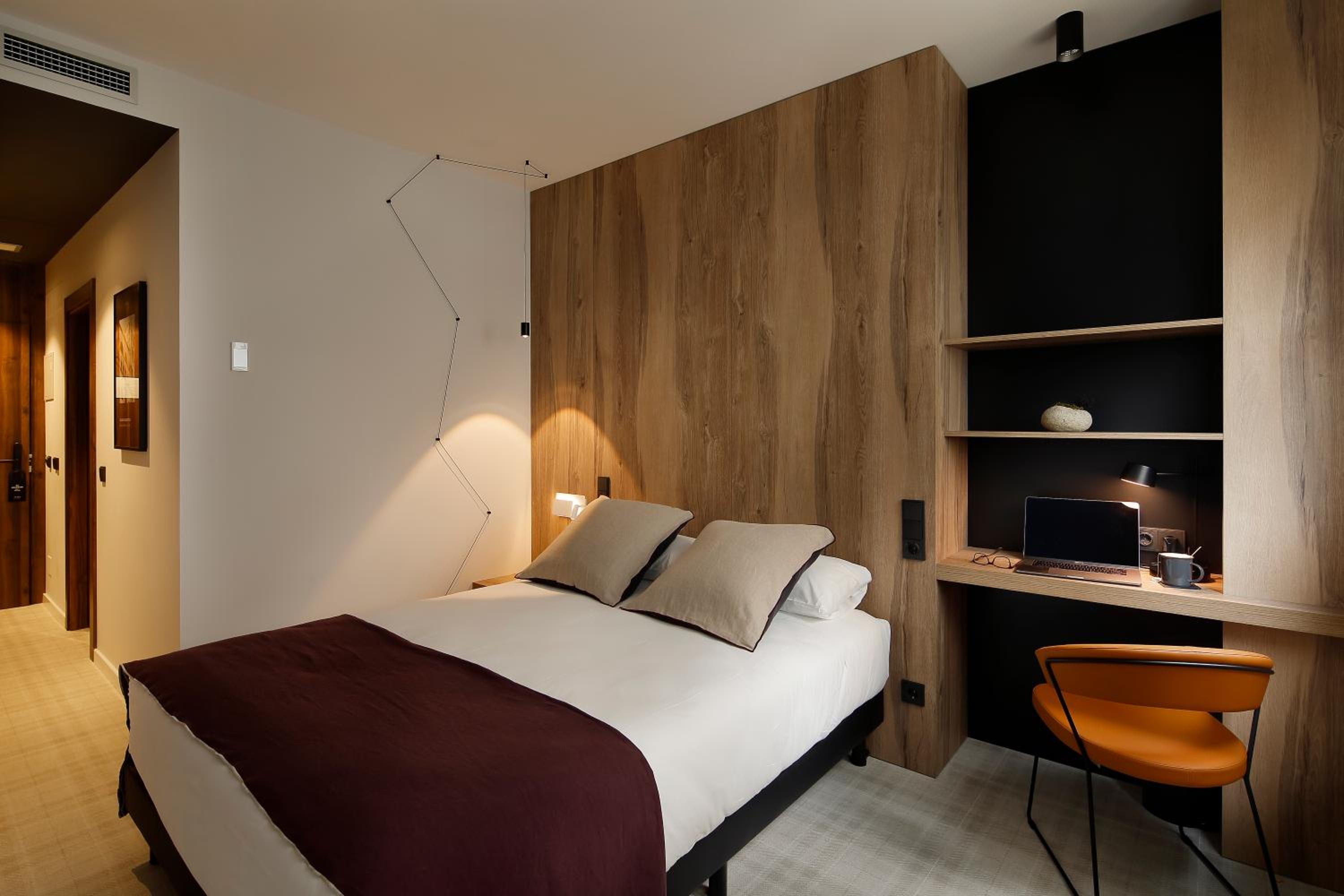 Standard Double or Twin Room - Photo 8
