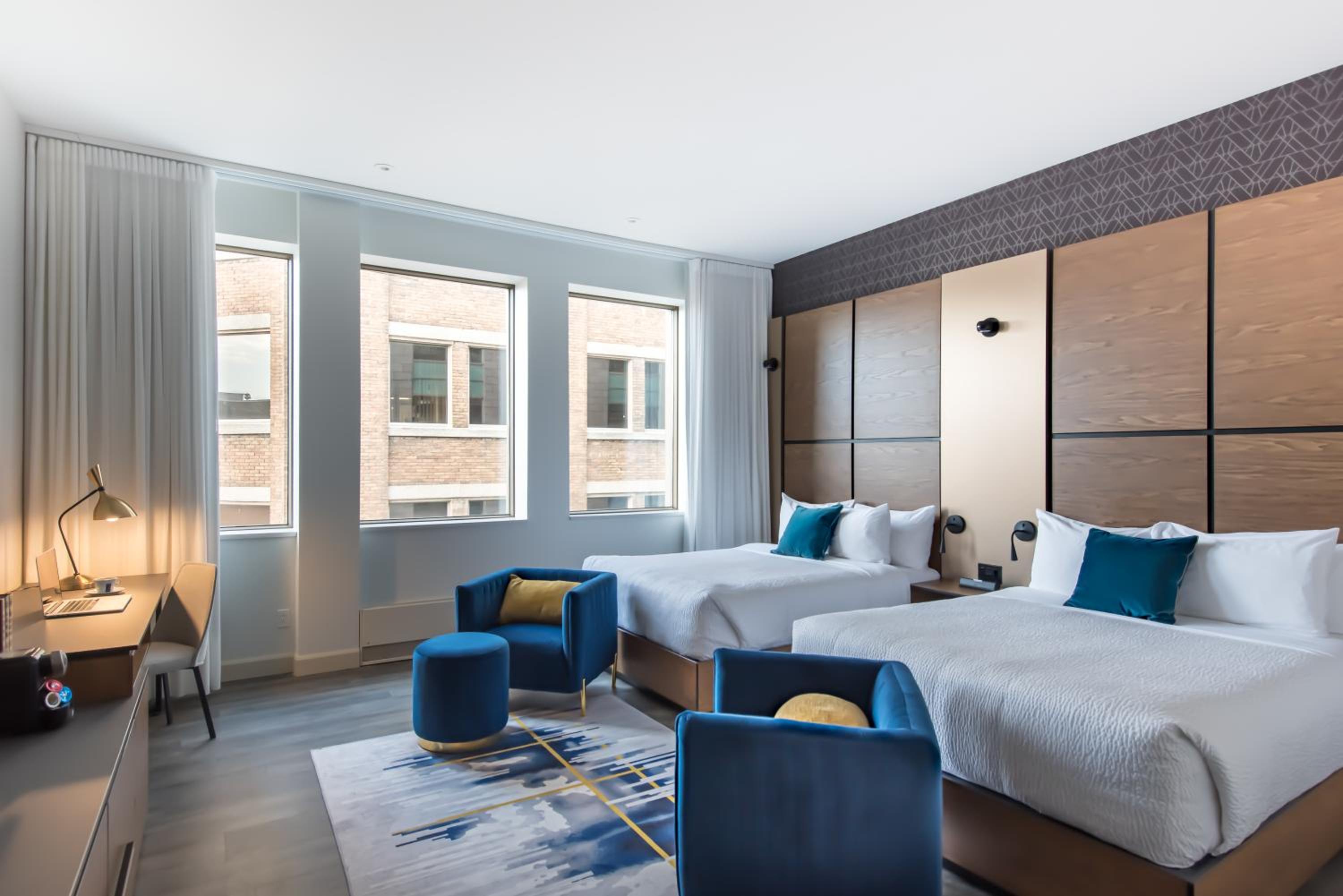 Queen Room with Two Queen Beds - Non-Smoking - Photo 4