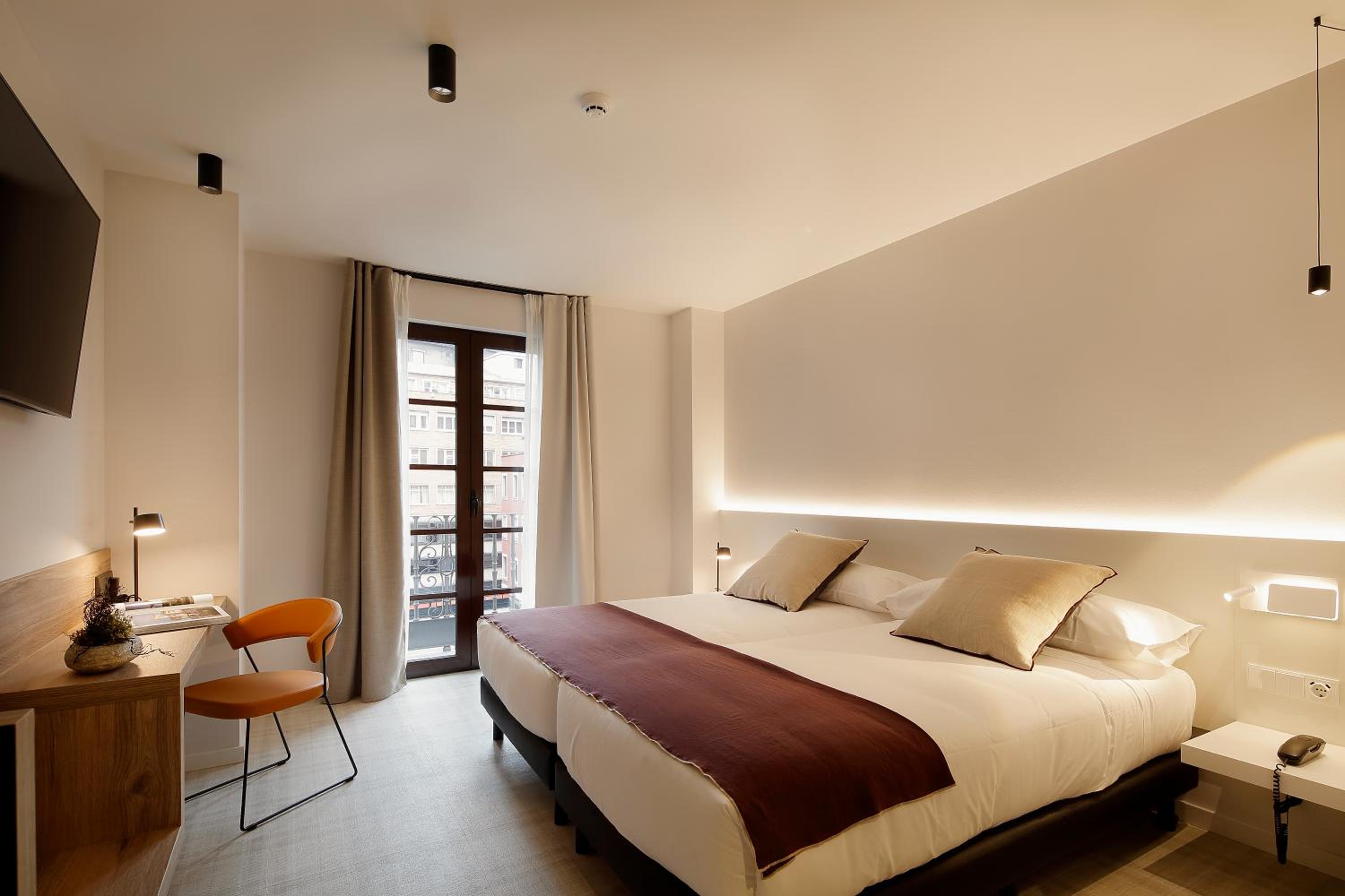 Standard Double or Twin Room - Photo 16